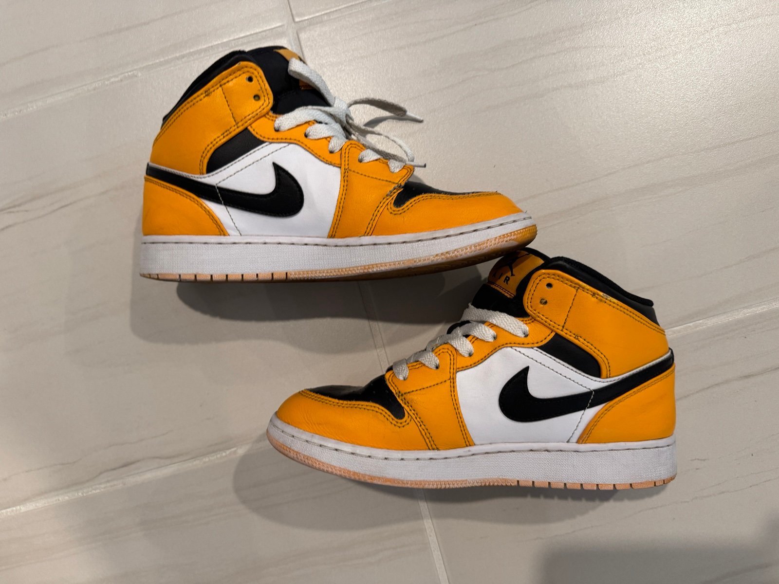Nike Boys Air Jordan 1 Mid 554725-701 Yellow Basketball Shoes Sneakers Size 6.5Y