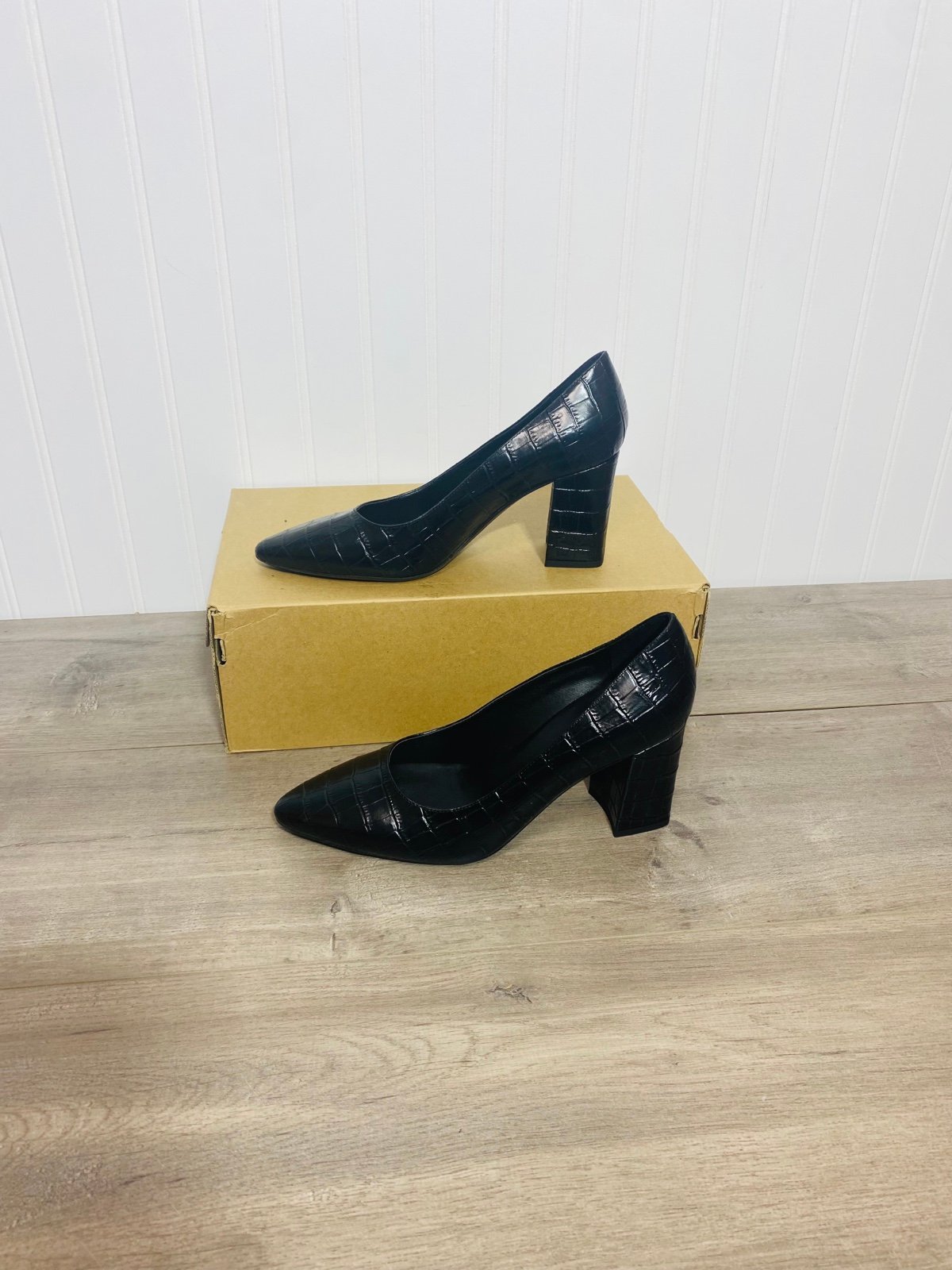 Brand new Aquatalia Peony Croc Embossed Pump in Black Size 9 no box