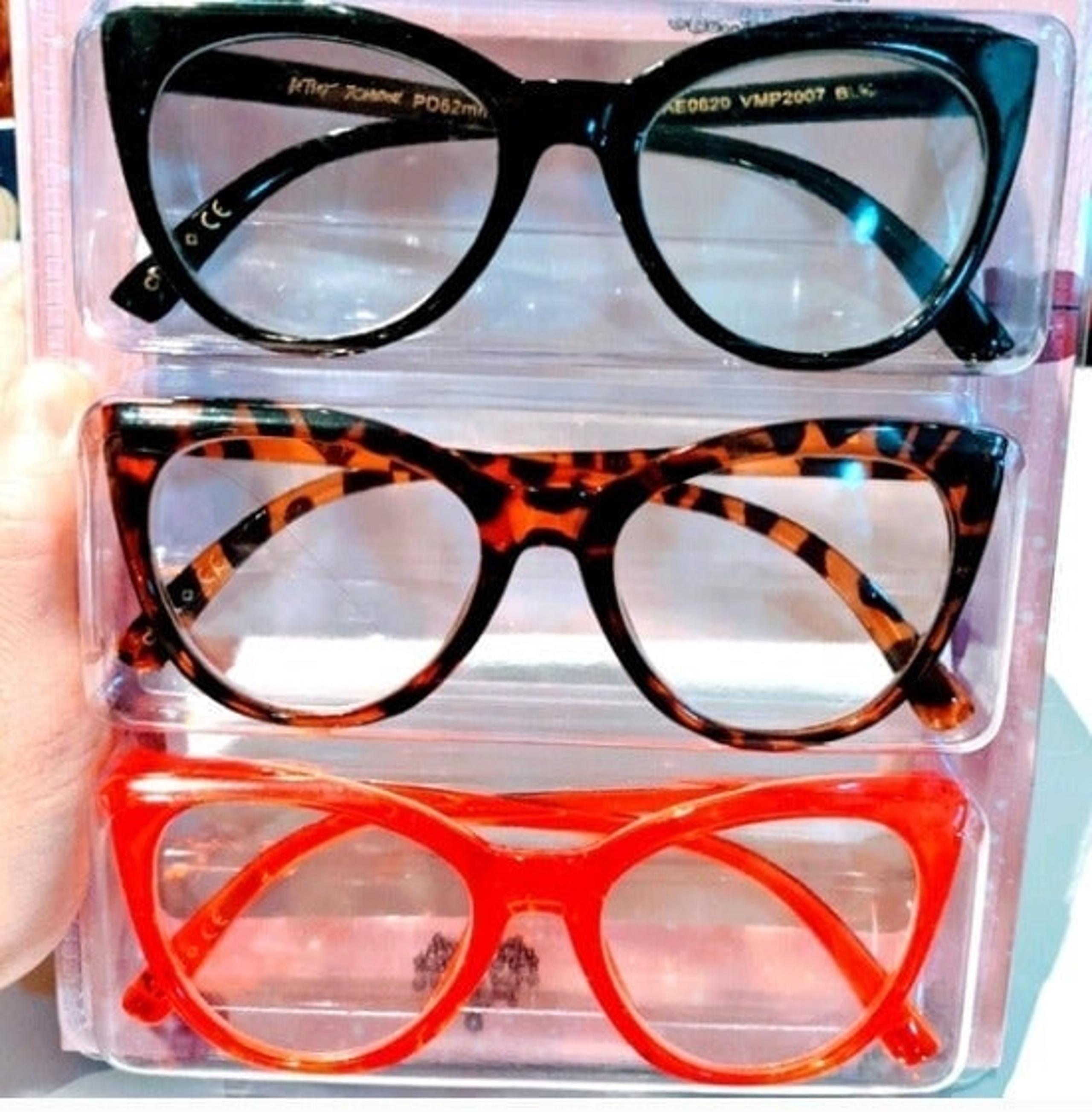 +2.5 Betsey Johnson Cateye Readers Glasses