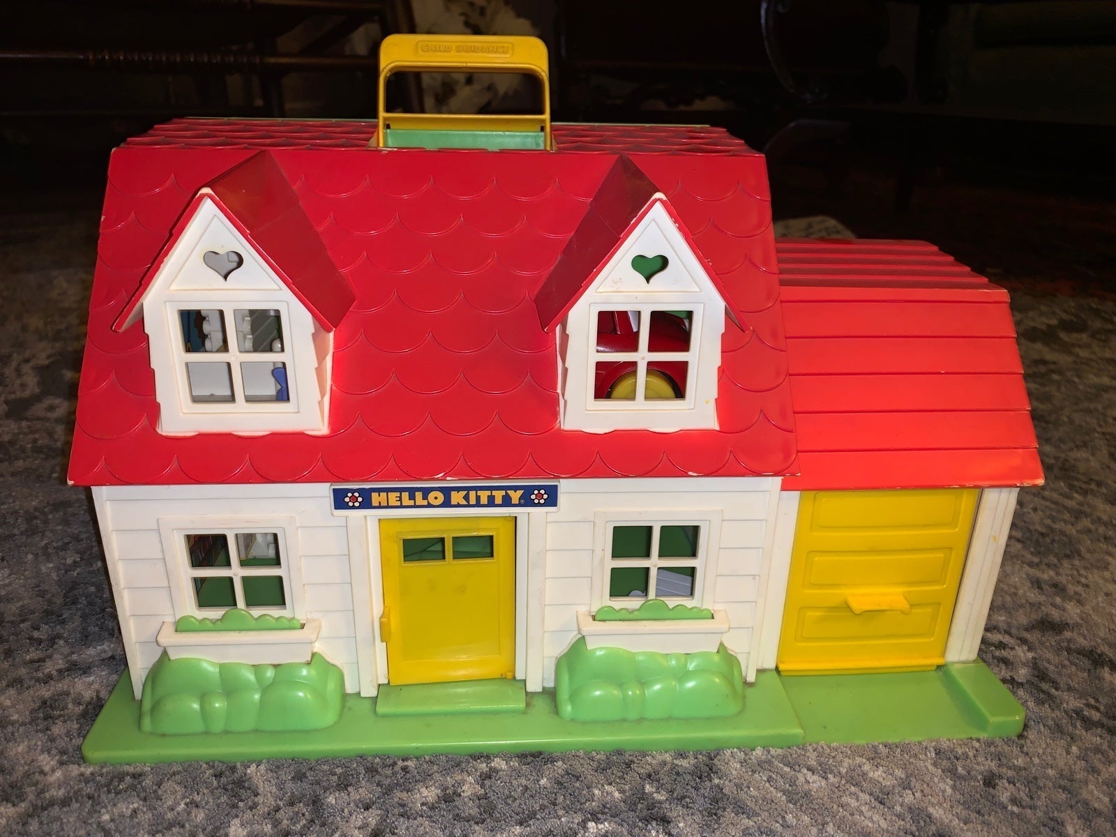 Vintage hello kitty doll house w car & furniture