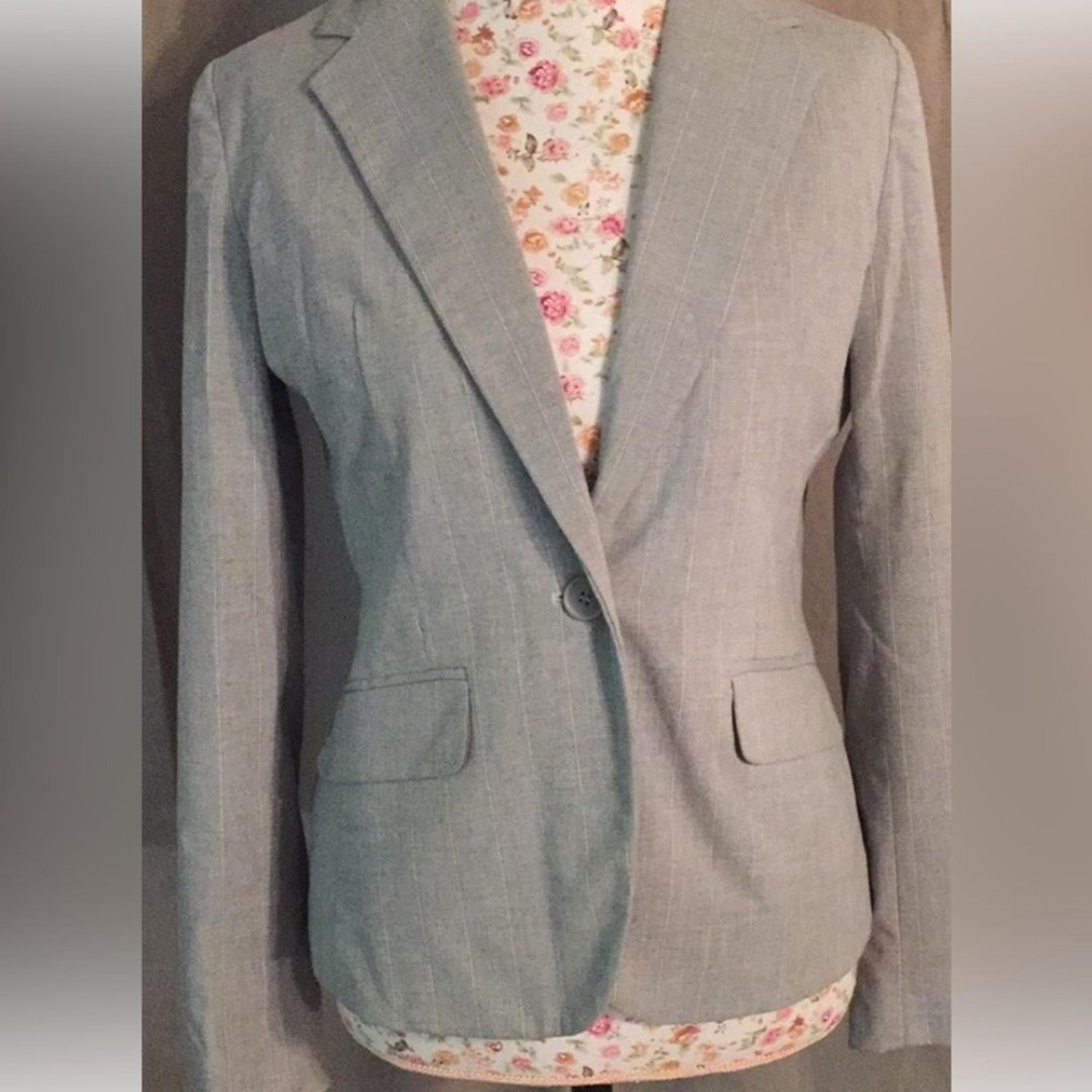 New York & Company Pinstriped Gray Suit in Great Condition, sorta vintage!!