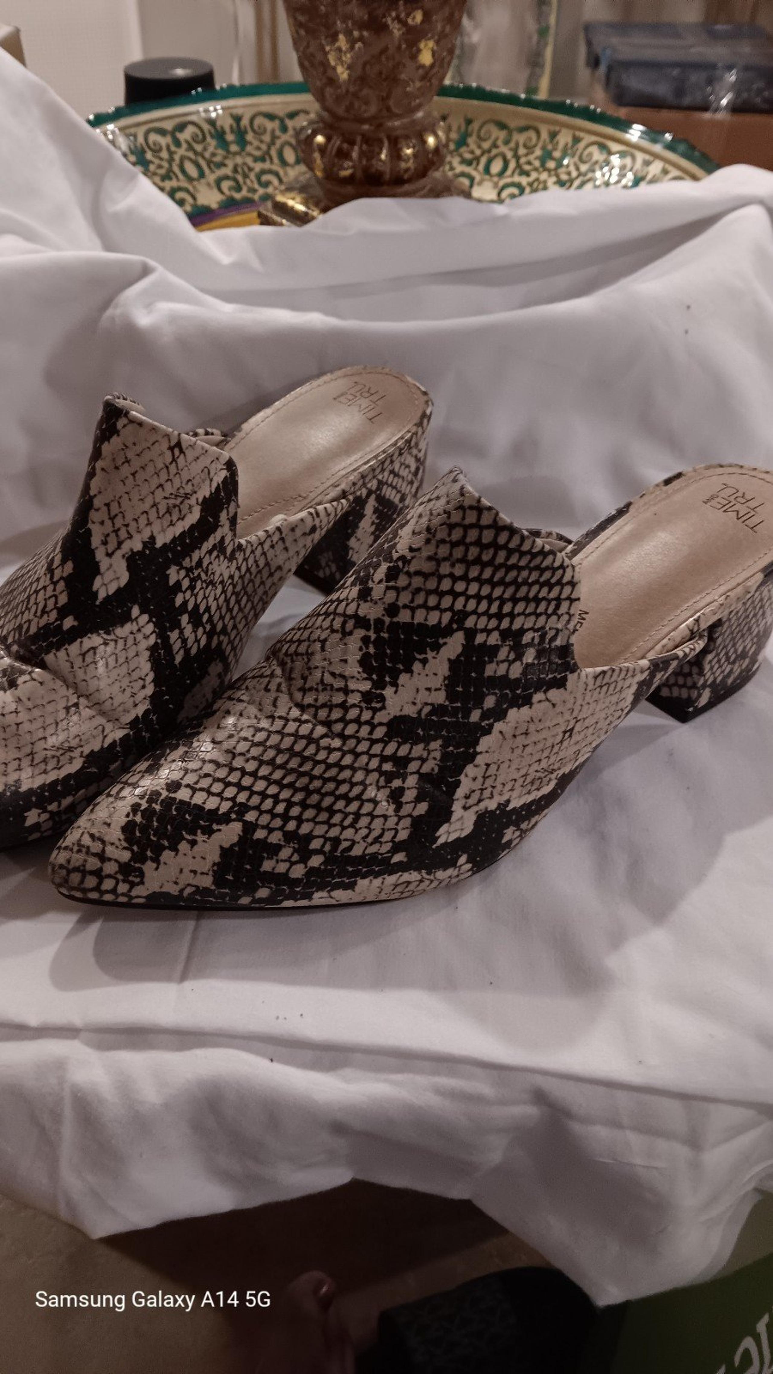 TIME AND TRU WOMEN'S POINTED TOE MEMORY FOAM SNAKE SKIN GREY BLACK HIGH HEELS