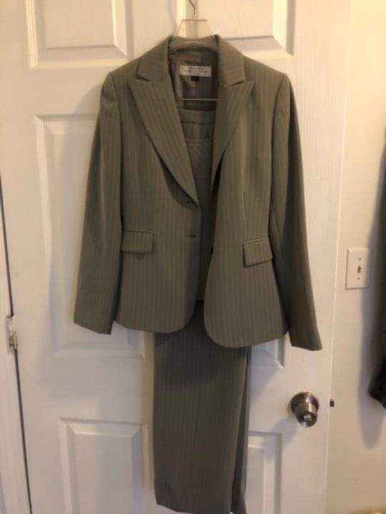 Tahari 3 piece pant suit size 2P
