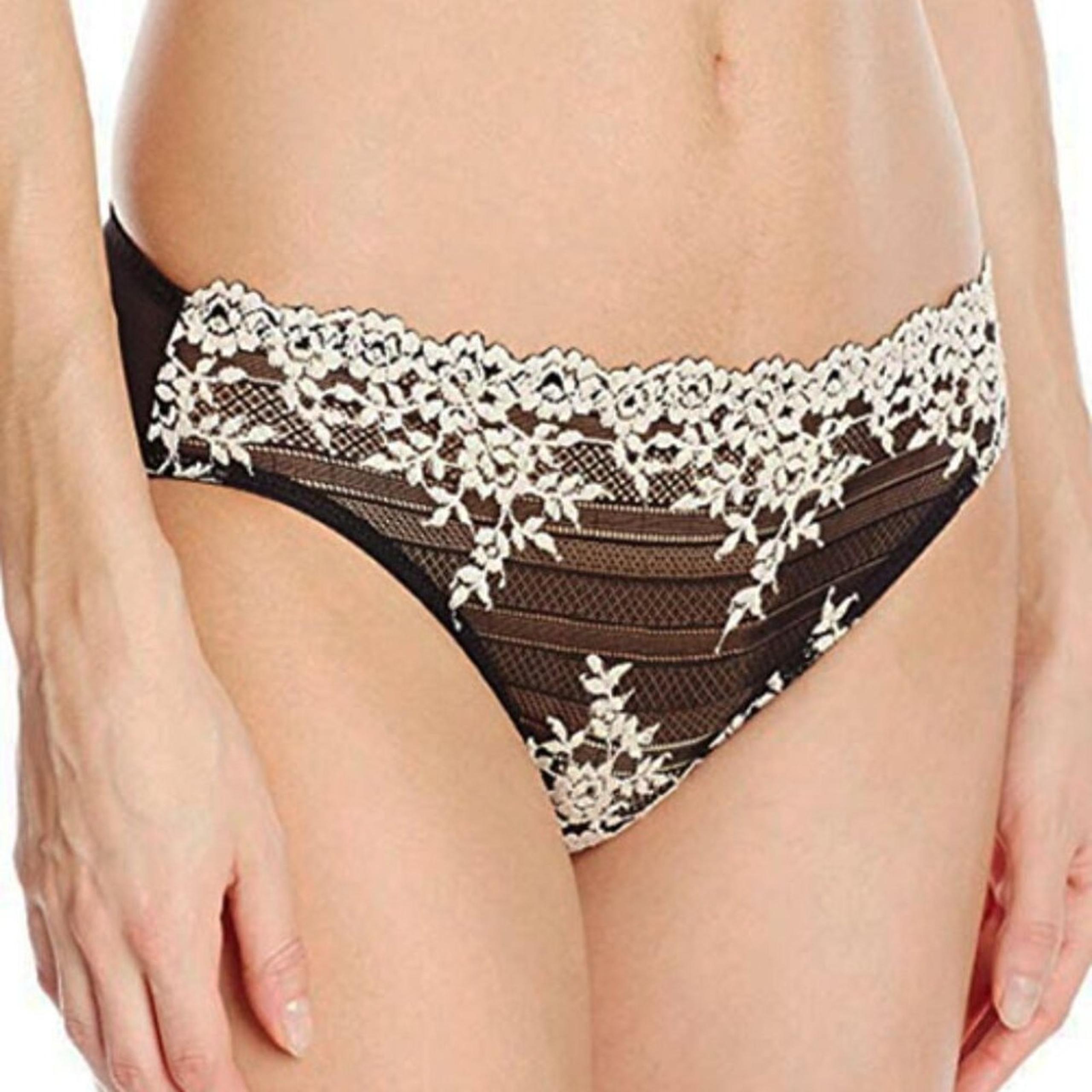 NWT Wacoal Women's Embrace Lace Bikini Panty Underwear in Black/Ivory