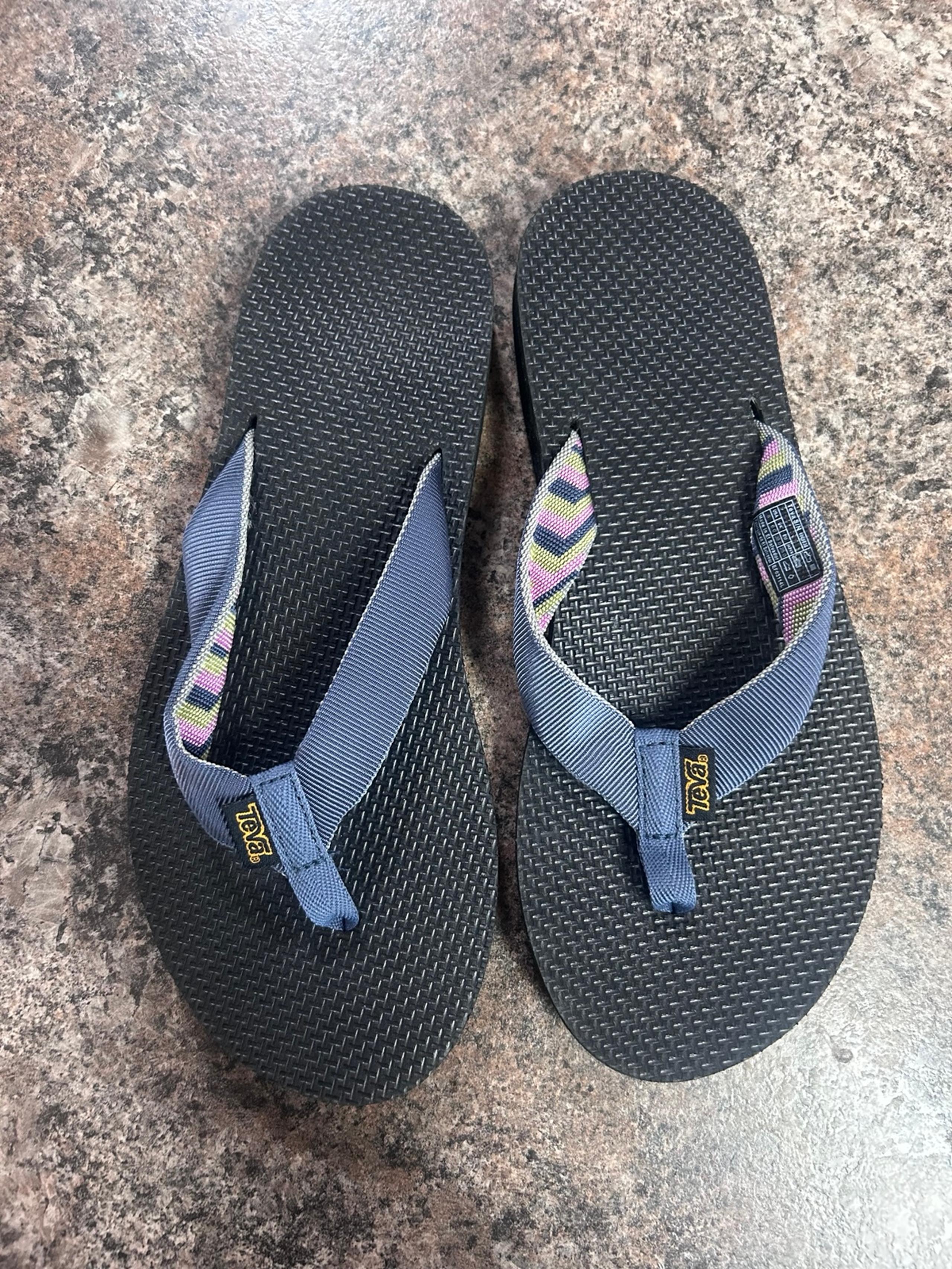 Women’s Teva shoes size 8