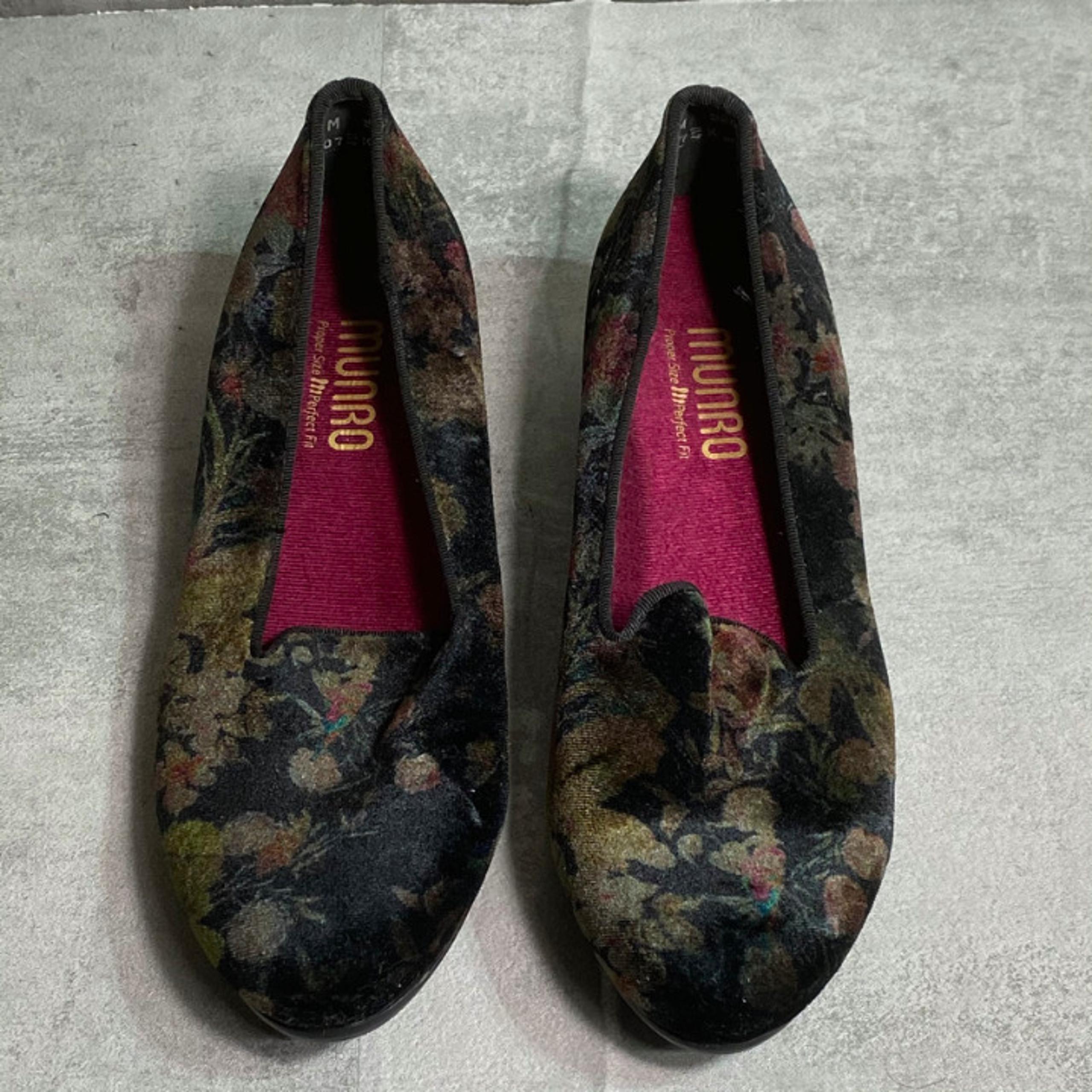 Munro Black Floral Print Velvet Cerise Slip On Slipper Loafer SZ 6 M  This is a