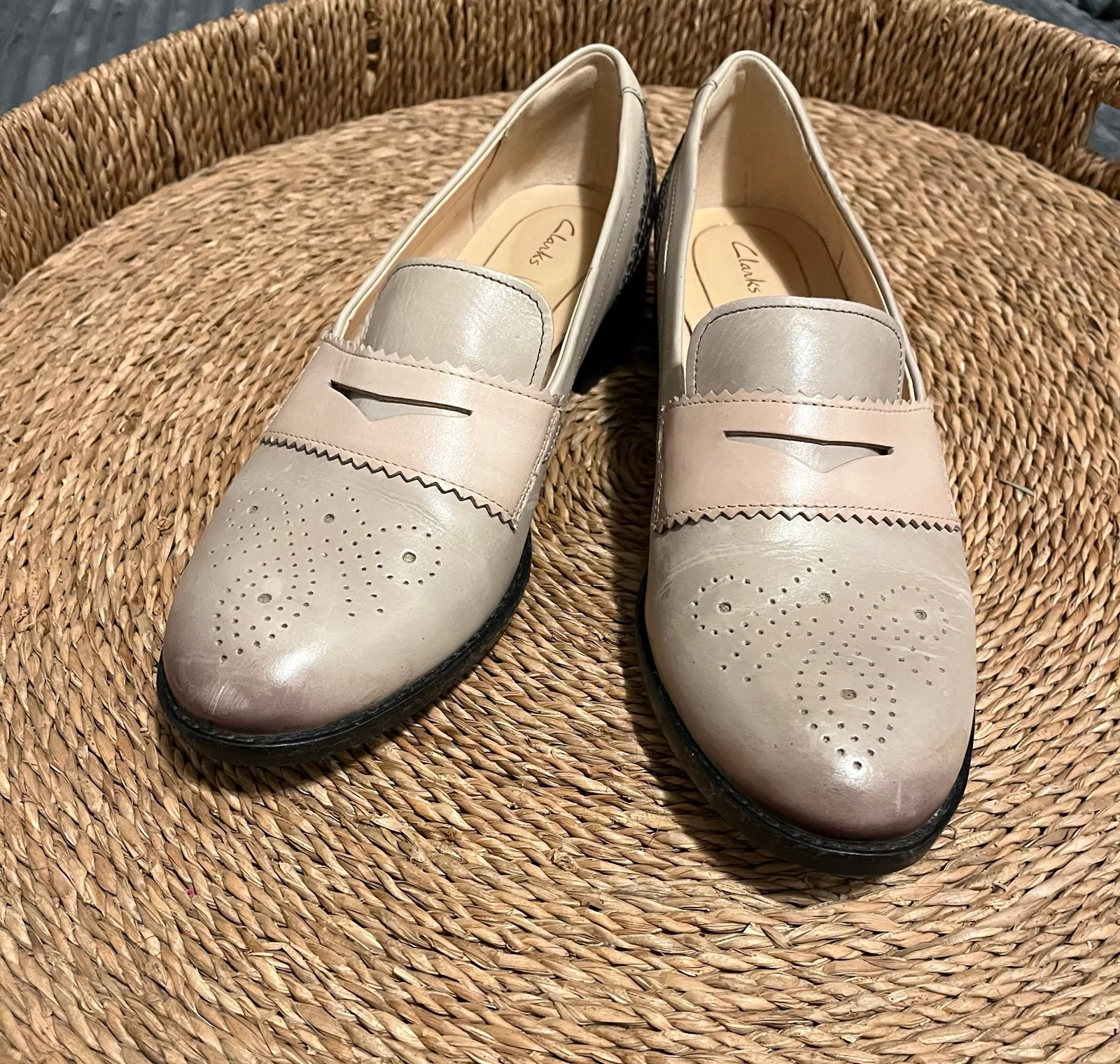 Clark’s Two Tone Women’s Loafers 8.5 (39)
