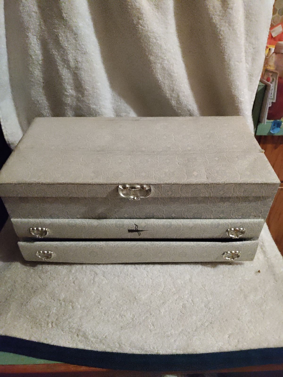 Jewelry box
