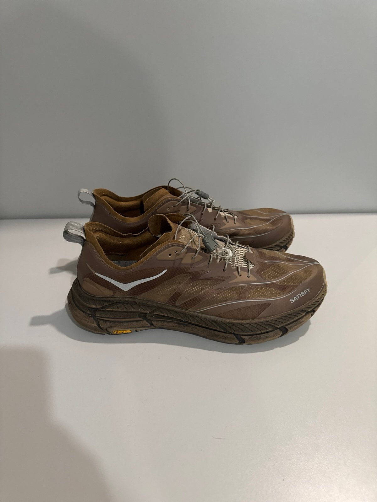 Satisfy x HOKA mafate speed rubber brown