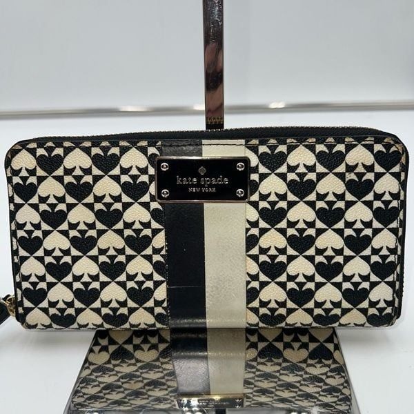 Kate Spade New York Neda Penn Place zip-around continental wallet.