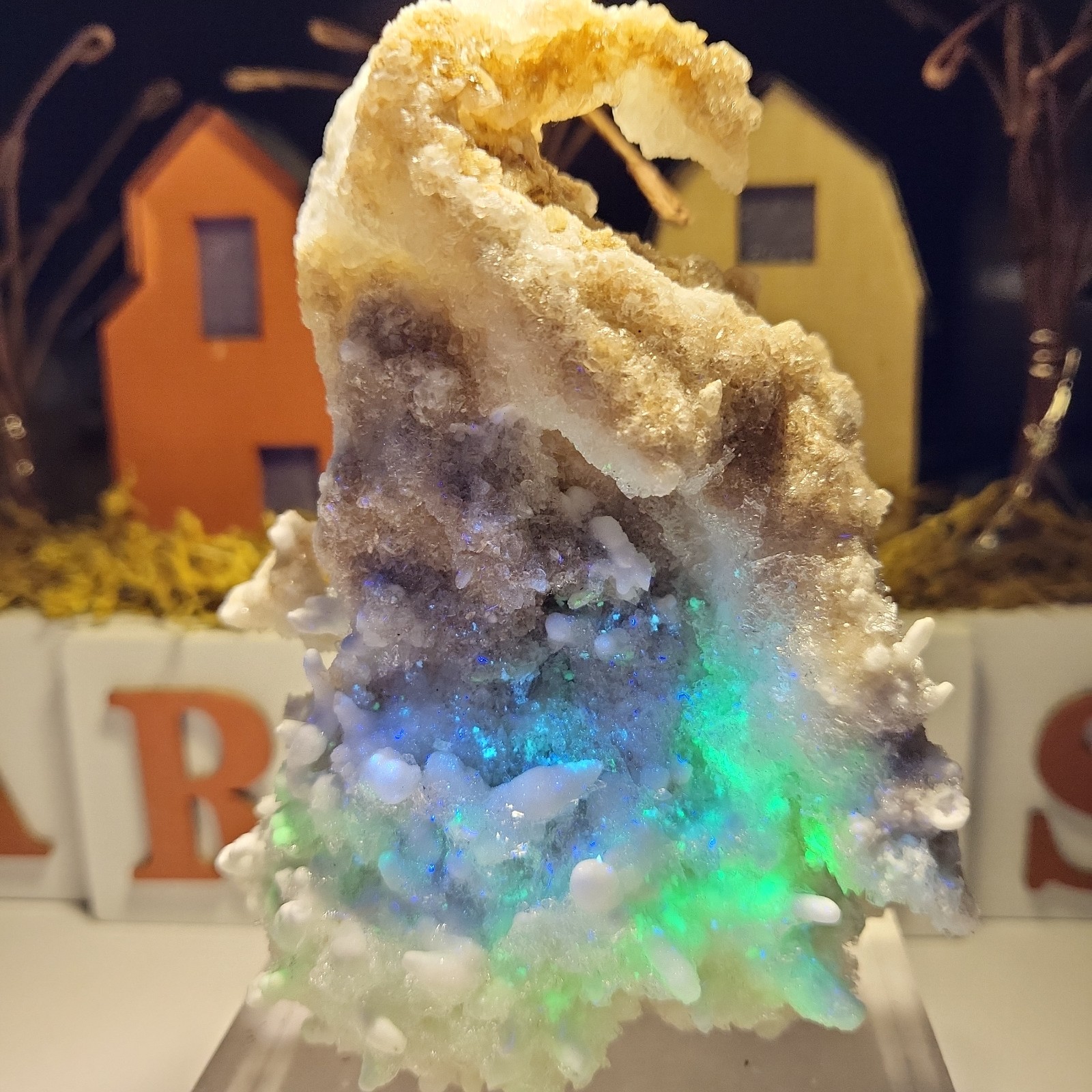 Flourescent White Aragonite 0896