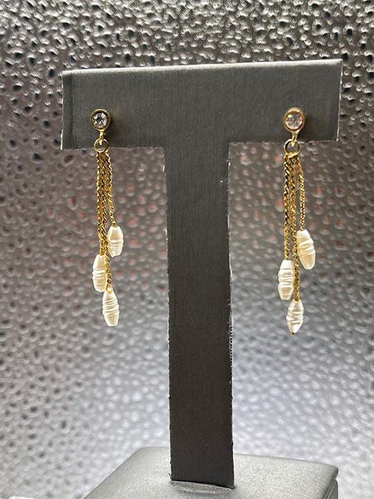 Ladies 14 Karat Solid Yellow Gold Freshwater Pearl and Earrings