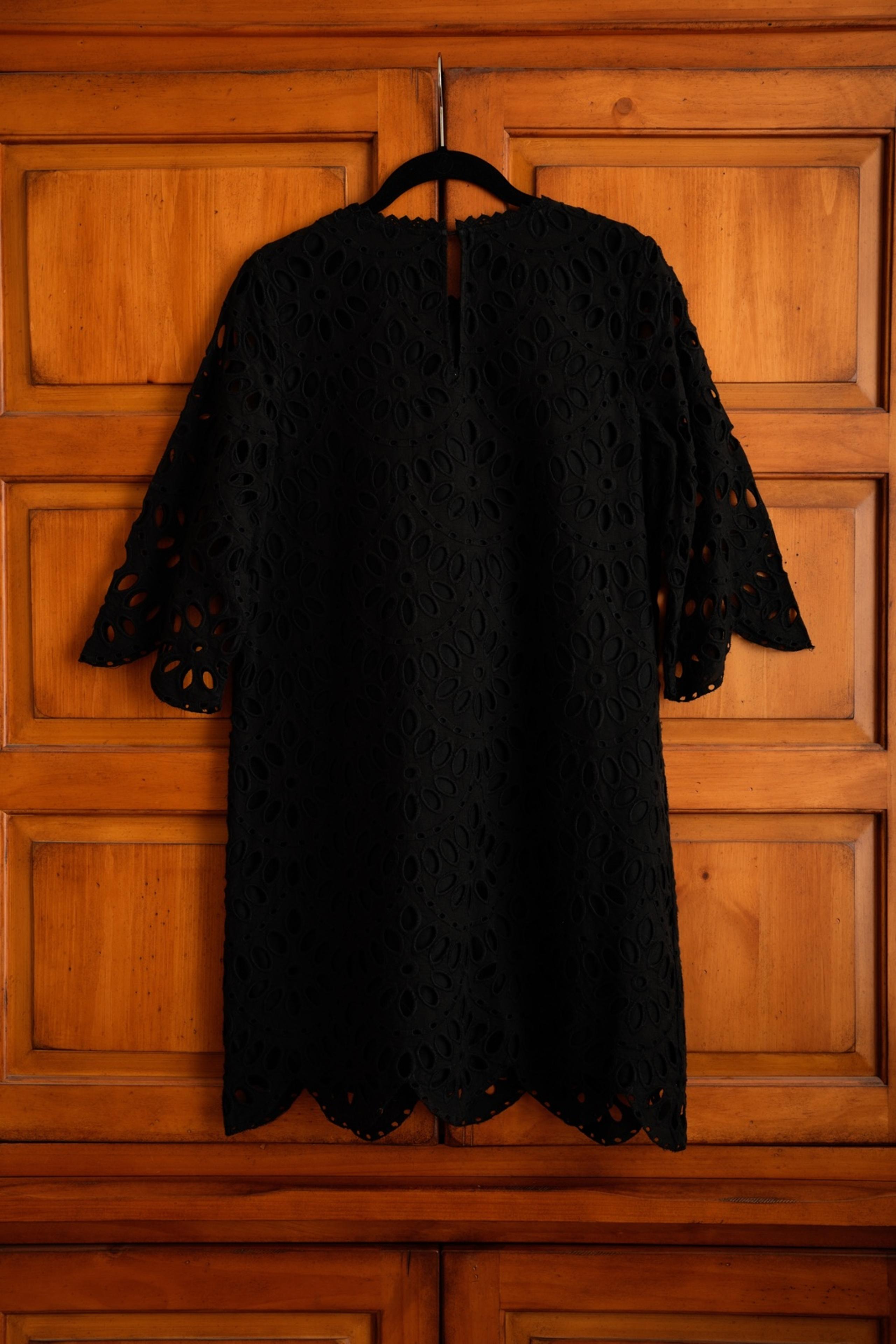 Ann Taylor Black Eyelet Short/Knee Length Dress - Size 8 Petite