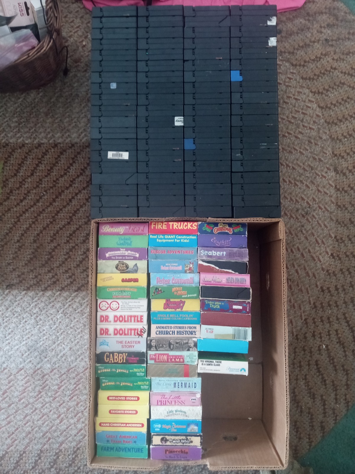 MASSIVA 124 KIDS' VHS TAPE COLLECTION