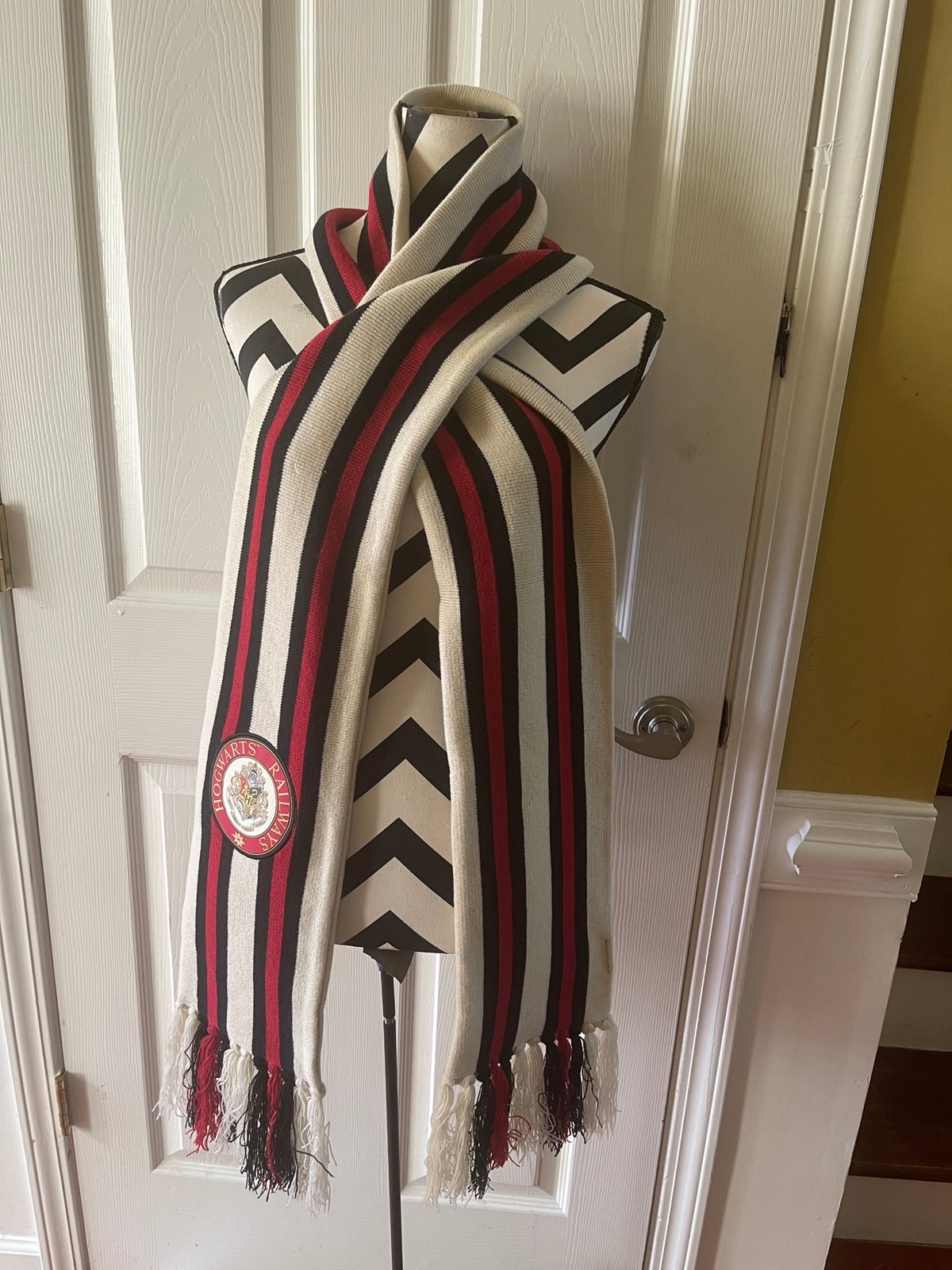 Universal Studios Harry Potter Hogwarts Railways Scarf .Beige ,Black & Red.Gentl