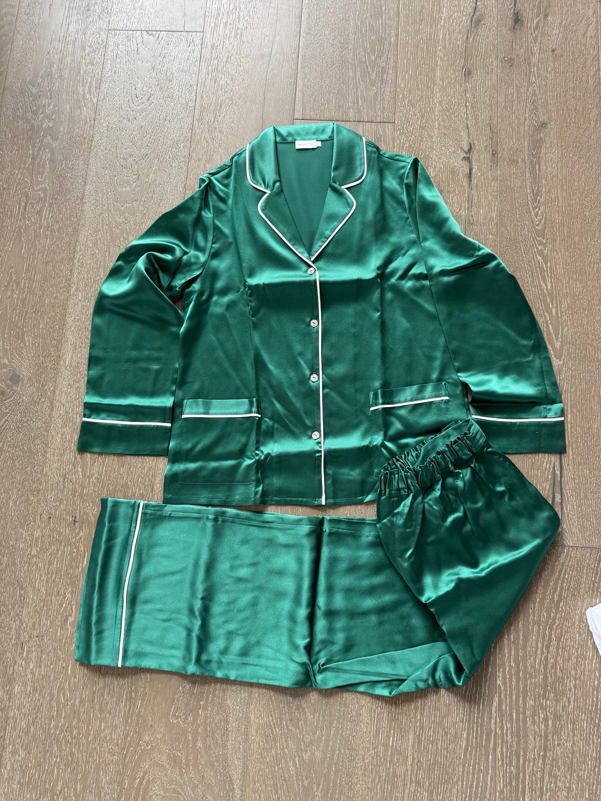 Manito Women’s mulberry silk emerald green pajama set