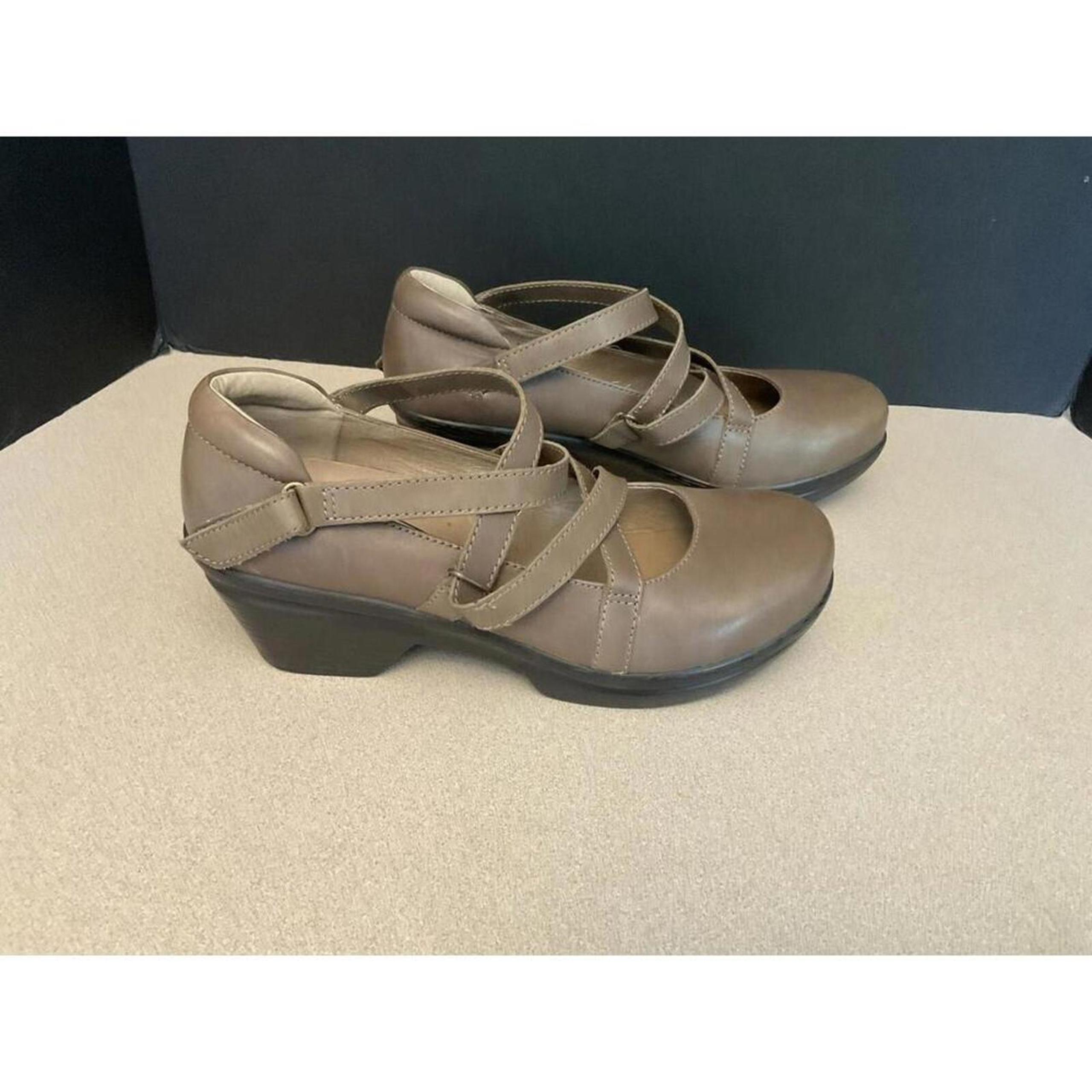 Womens Sanita Neve Brown Leather Mary Jane Clog Shoes. Size 41-US 10. Nice Clogs