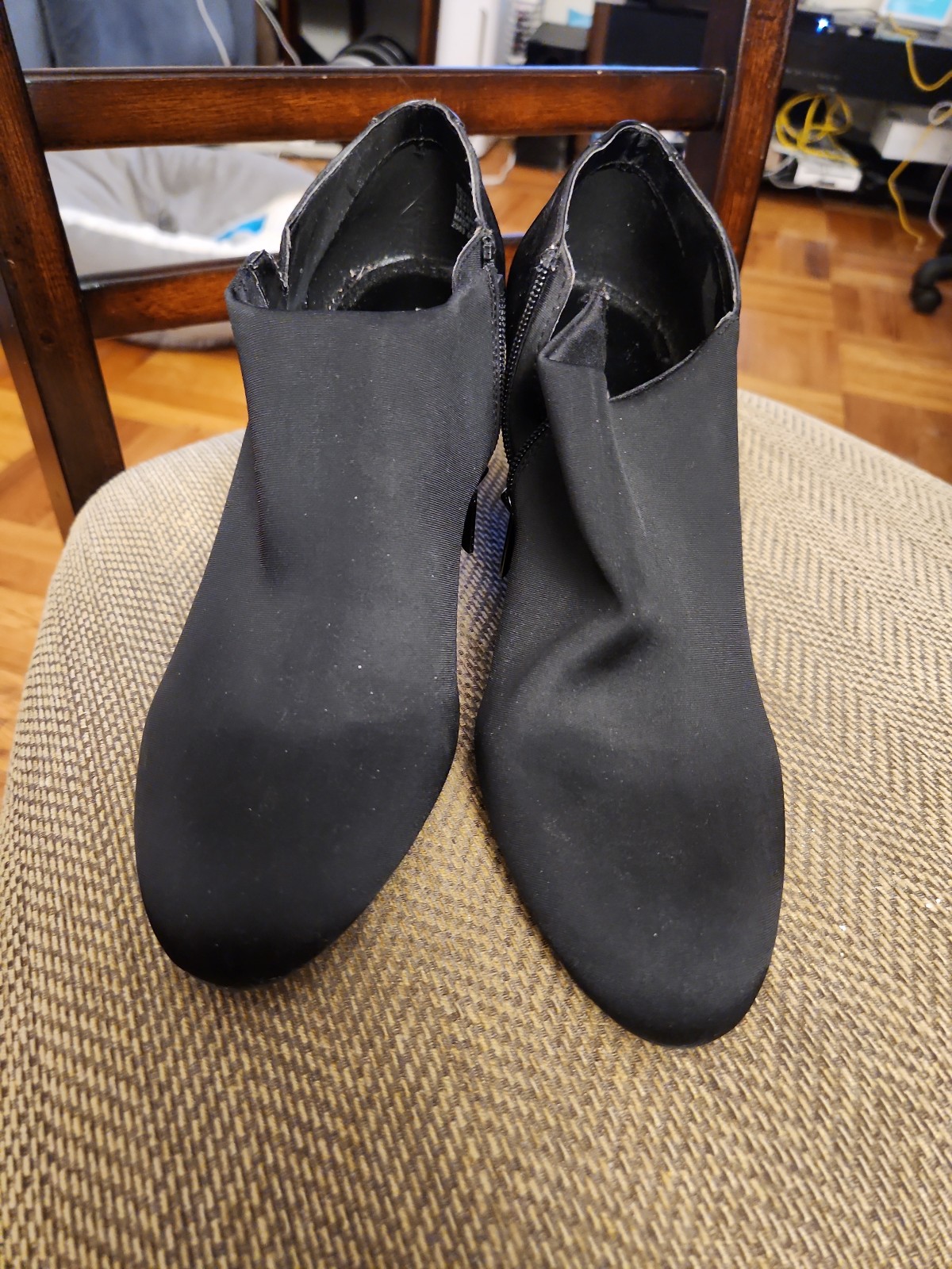 It women dress shoe. The dress shoe is call Bandolino. It come in a Nike box.