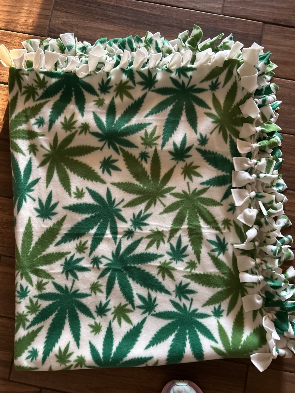 Cannabis w/ivory fleece. No sew blanket, 72 x 60, drapes a queen. 2 yards