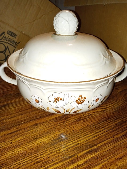 Casserole dish great for soup also Vintage 56 Oz. Stoneware Cumberland Mayflower