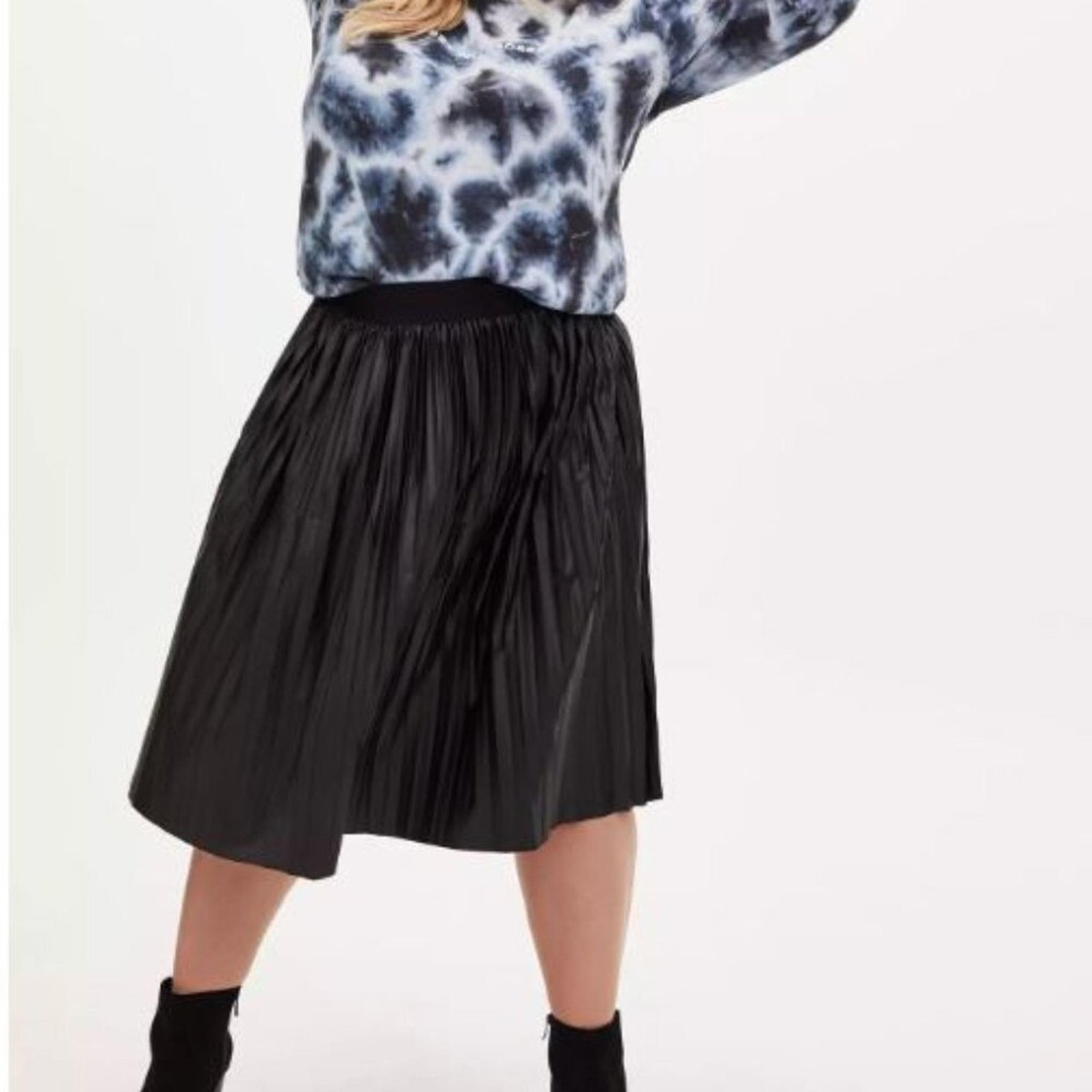Torrid Brand Black Premium Ponte Coated Pleated Midi Skirt Size 4 Pleather