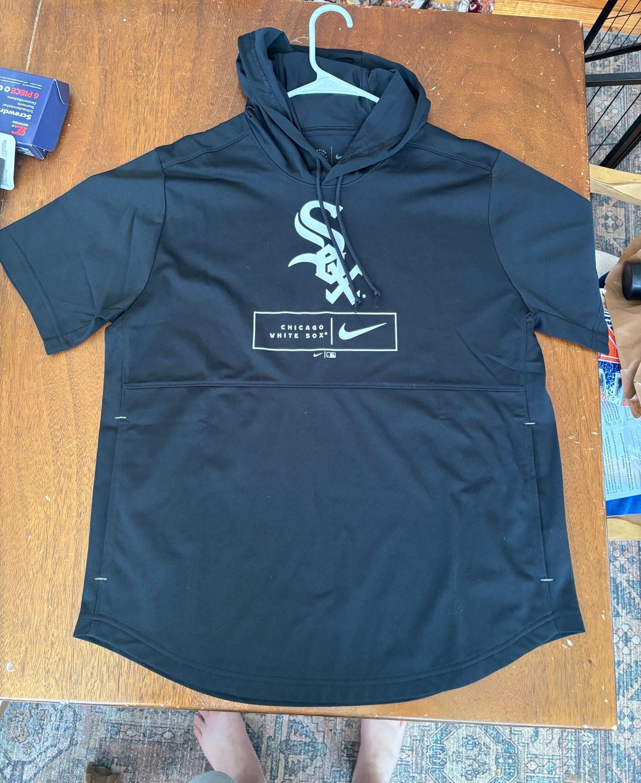 Men’s Medium Nike Chicago White Sox Lockup performance short sleeved hooded top