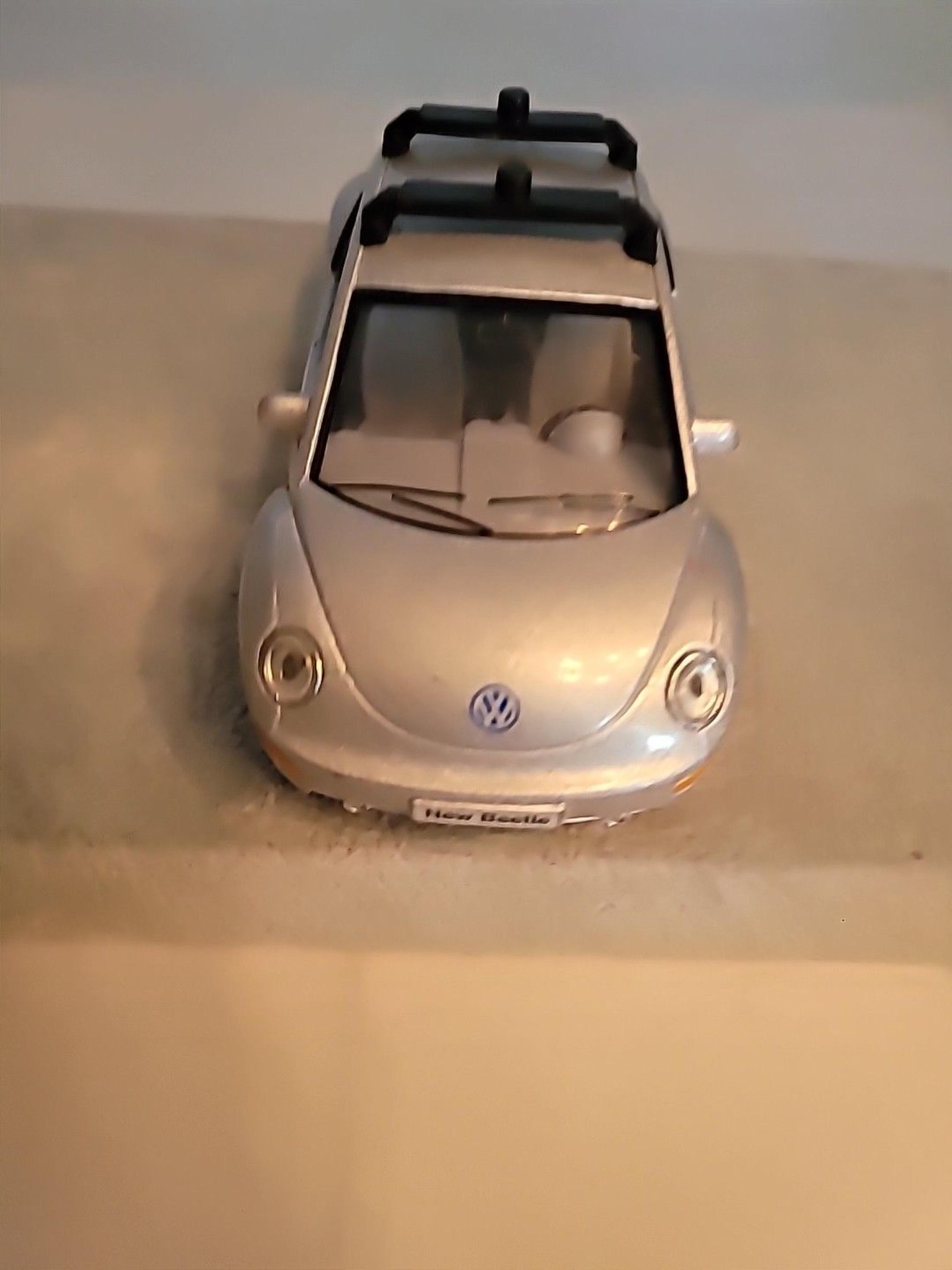Kinsmart Volkswagen New Beetle Silver 1:32 Diecast Car Pull Back with Roof Rack
