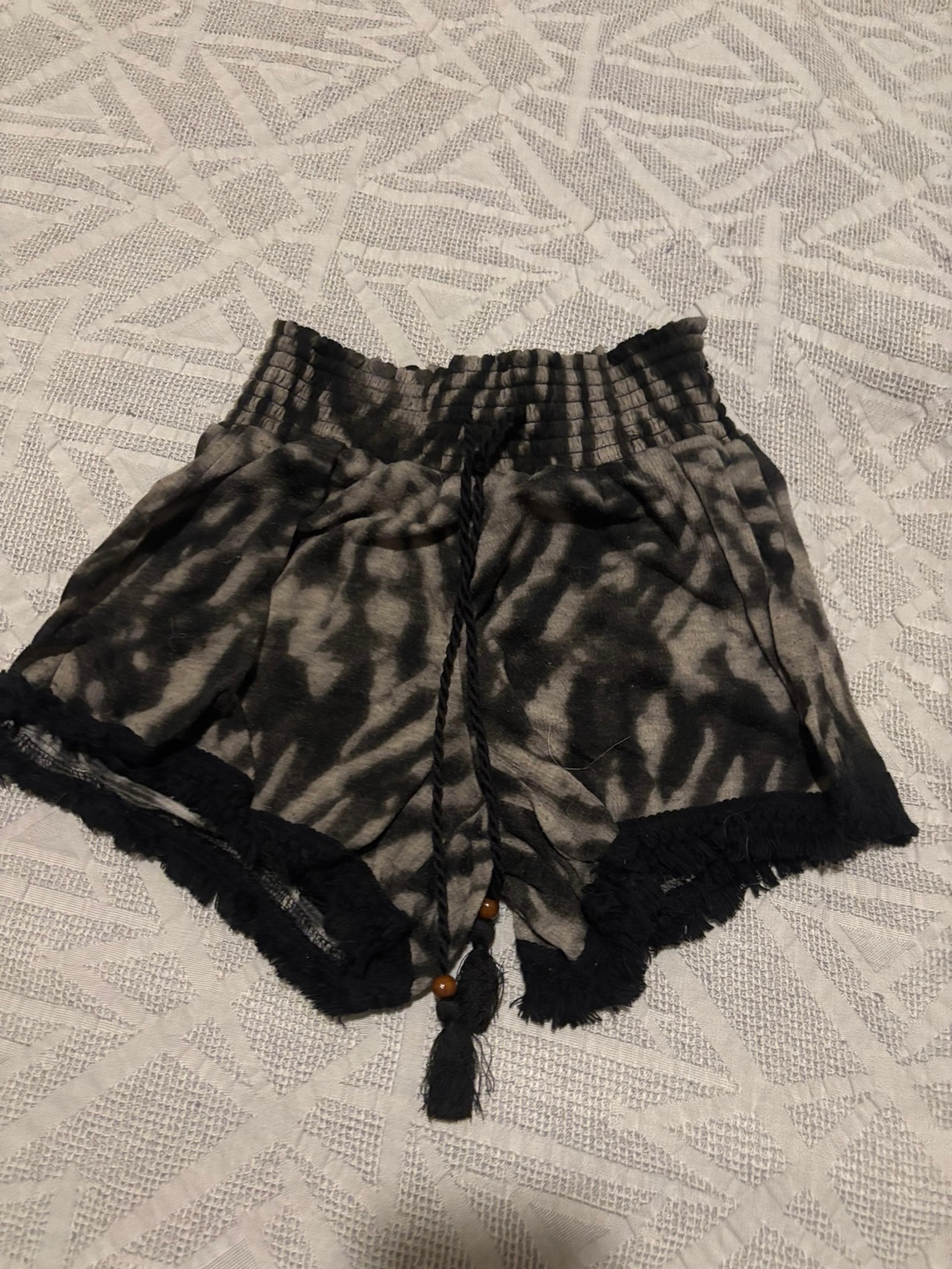 No Boundaries Women’s Small Short Shorts Black with Gray