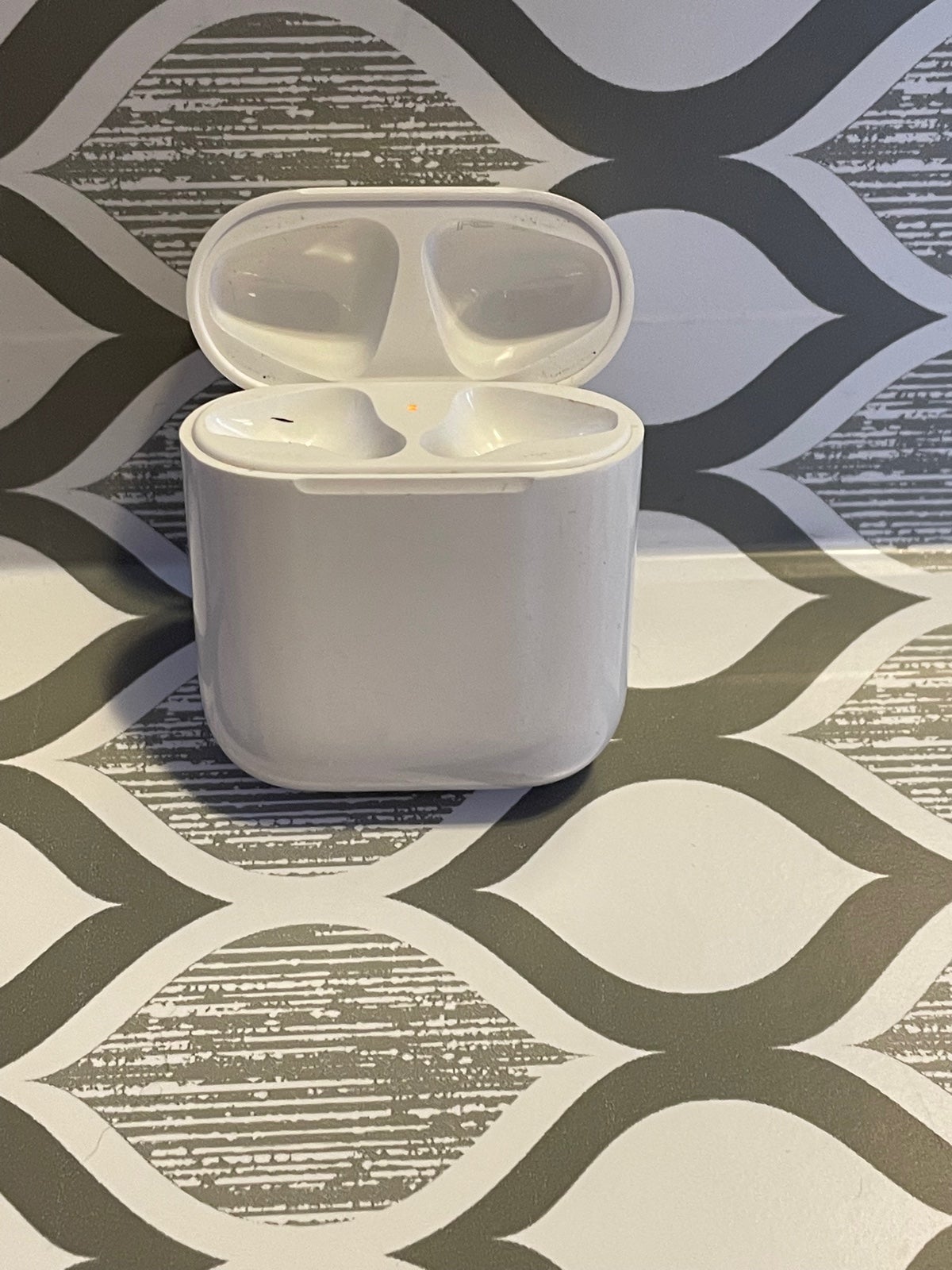 Apple AirPods with Charging Case (1st Generation)