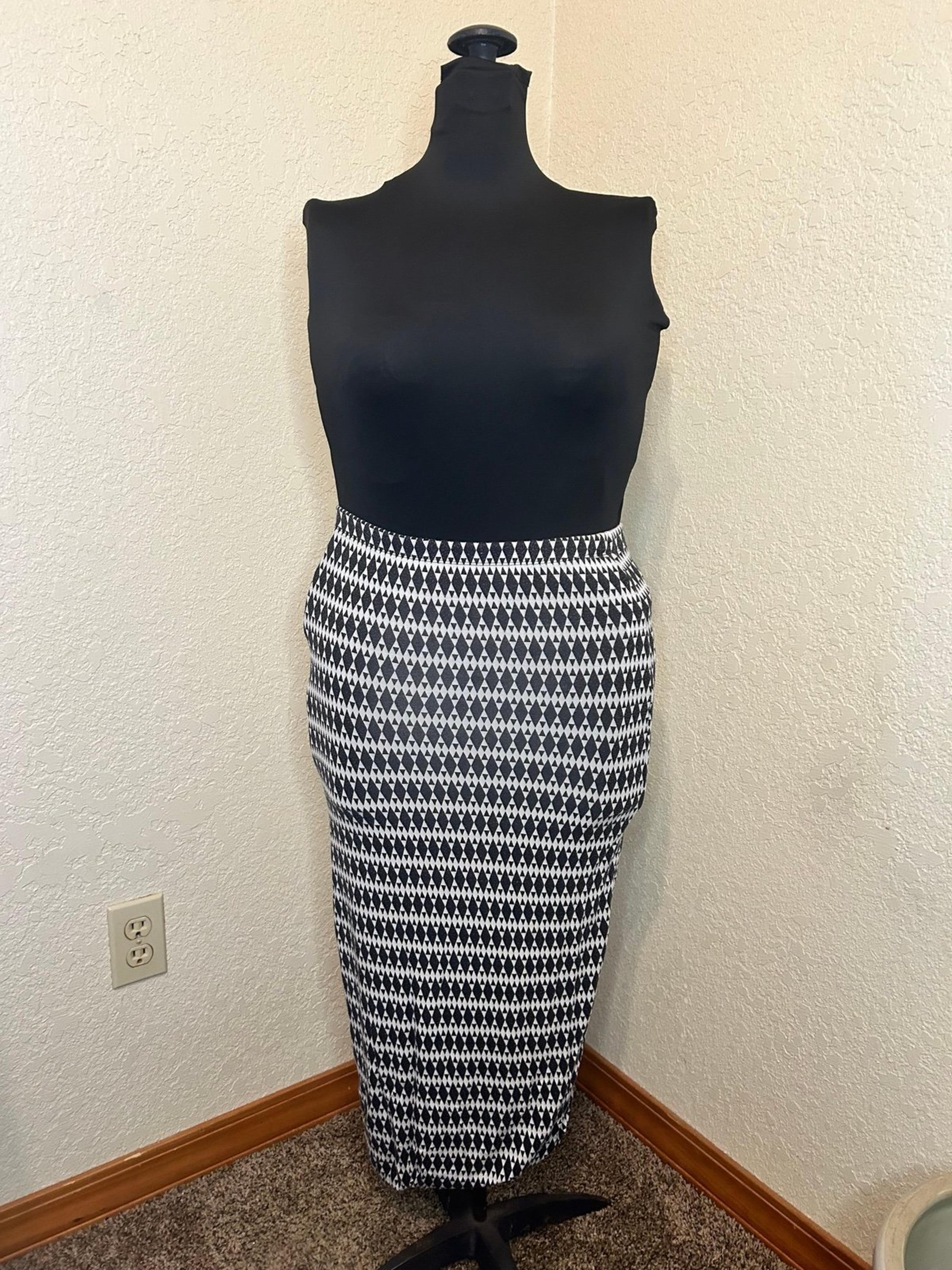 Bijou Bijou Black and White patterned Knit super stretchy maxi skirt