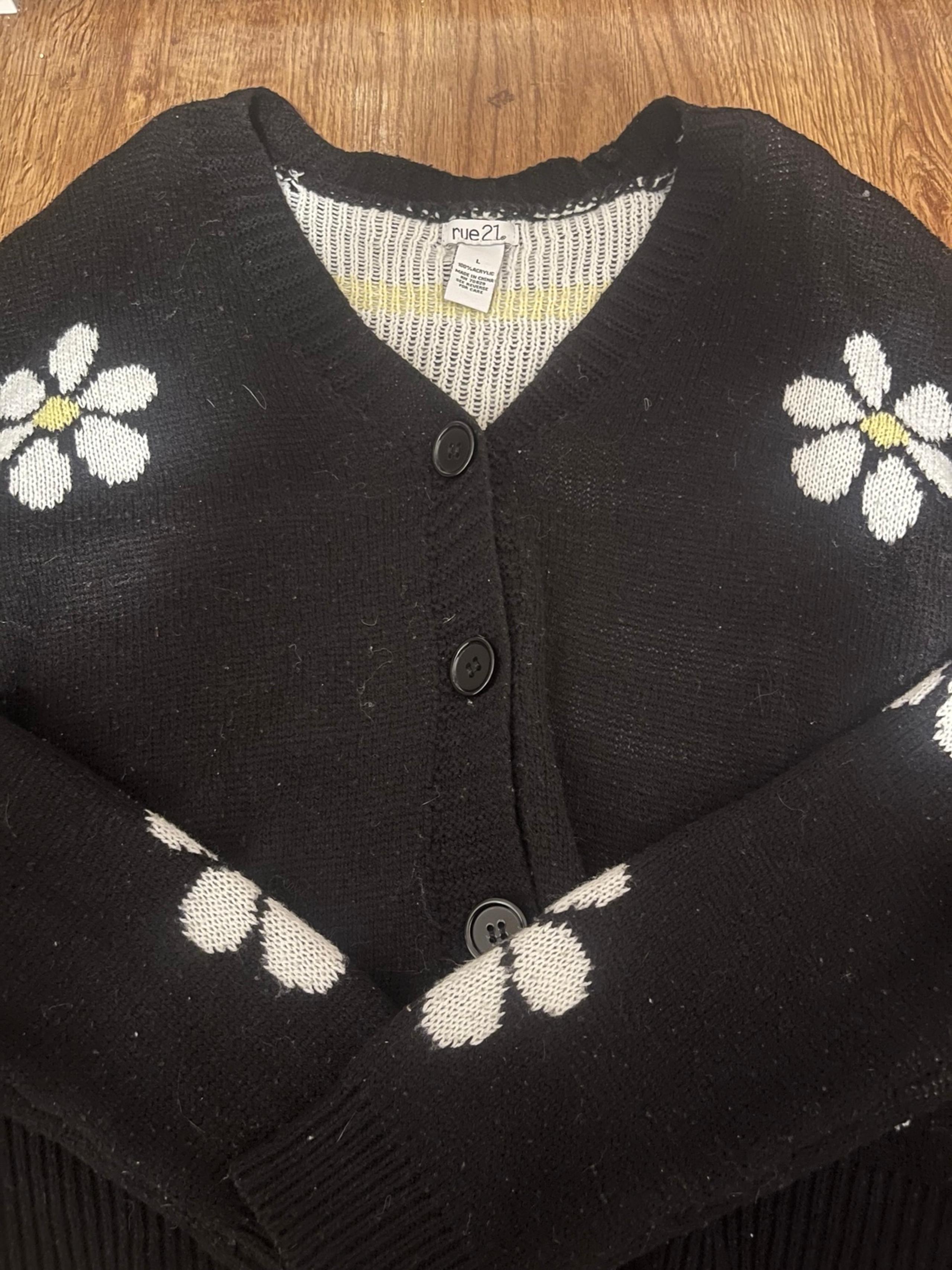 Rue21 Black/White Daisy Printed Cardigan Sweater
