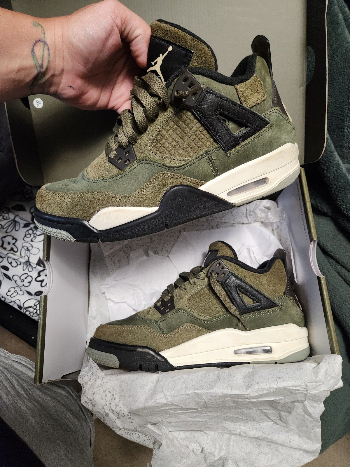 Jordan olive 4s big kids size 6