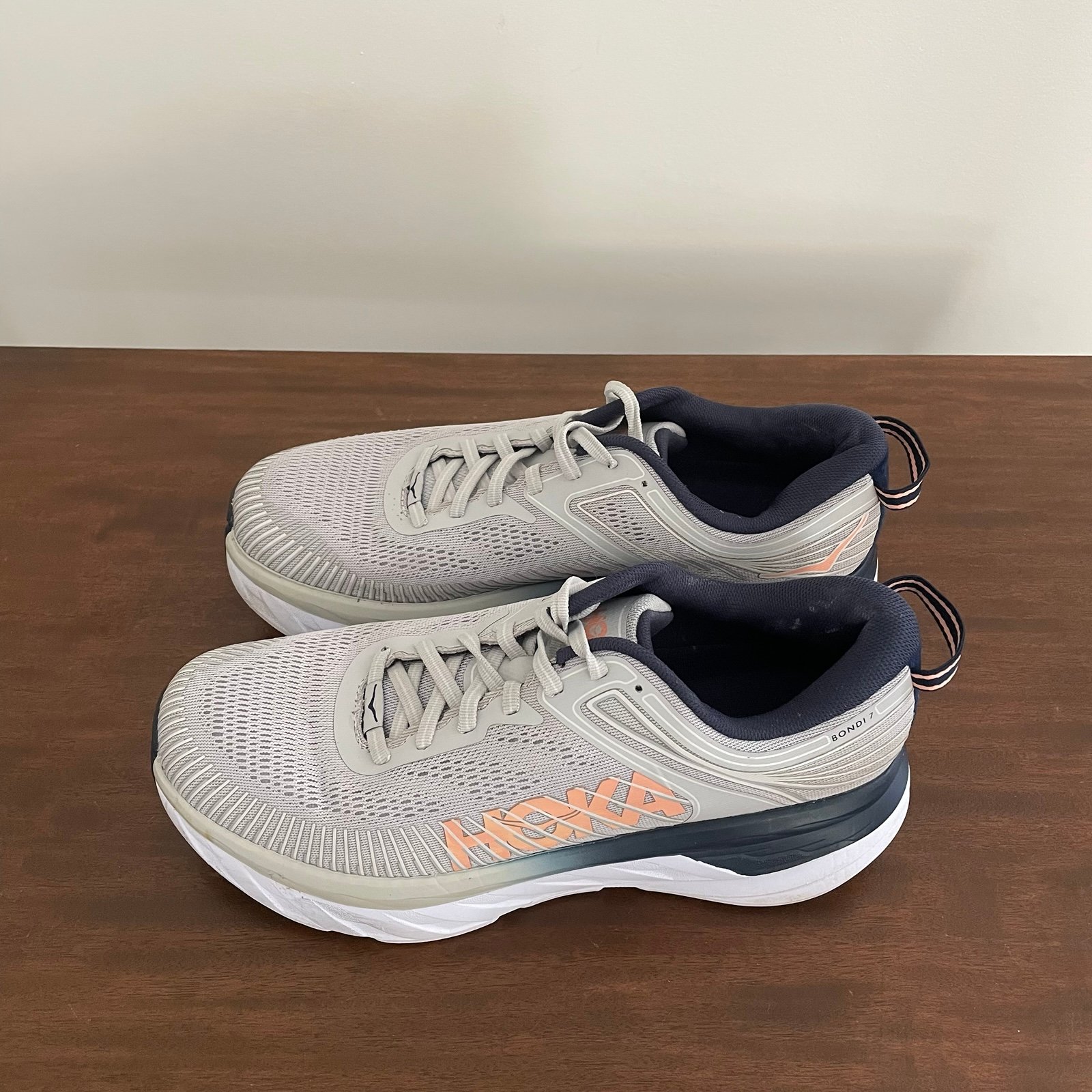 Hoka One One Bondi 7 Gray And Navy, Women’s Size 9.5.