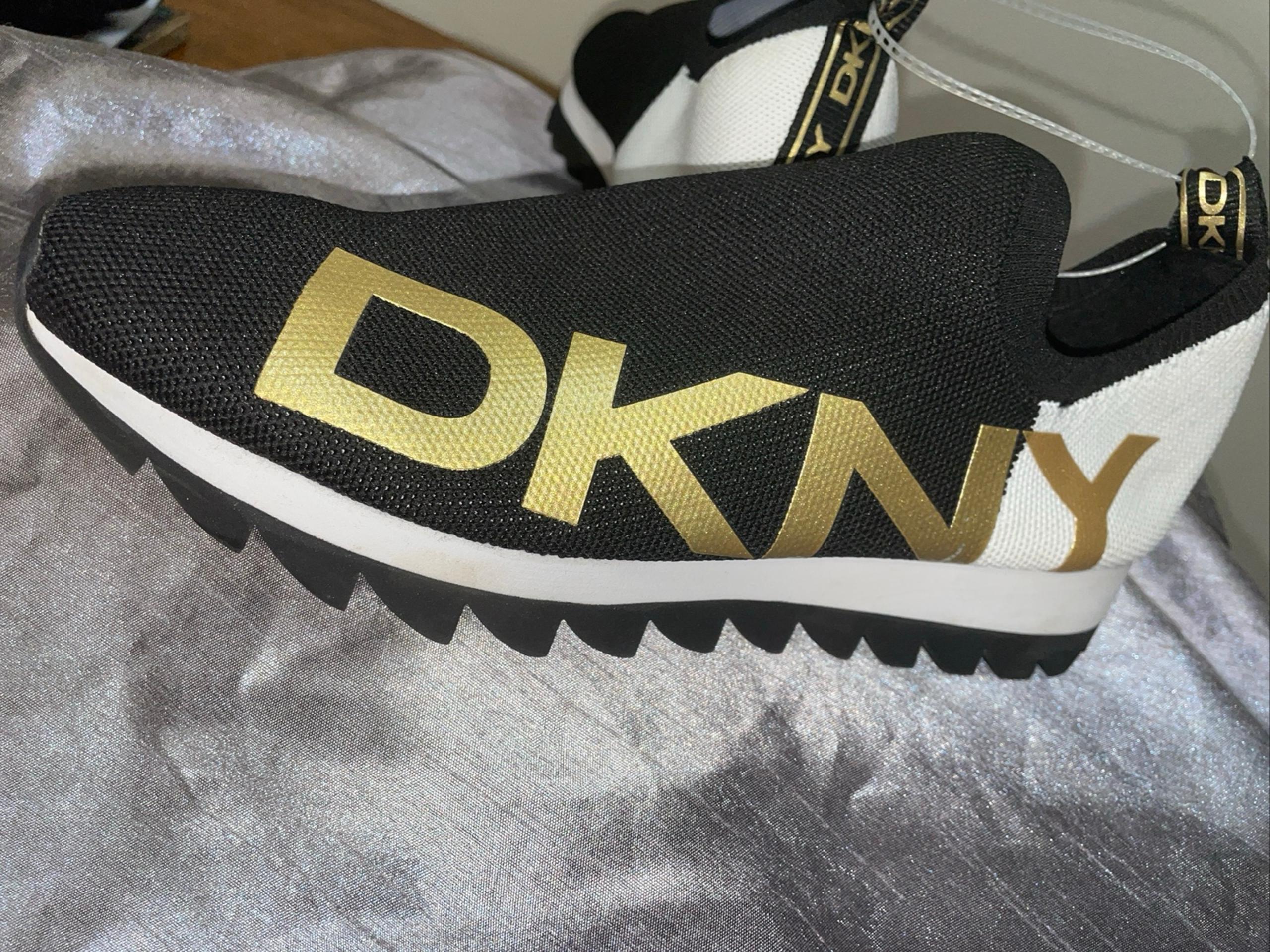 New Women's Azer Slip on Runner BLACK/WHITE /gold Sneakers Size 10 - DKNY