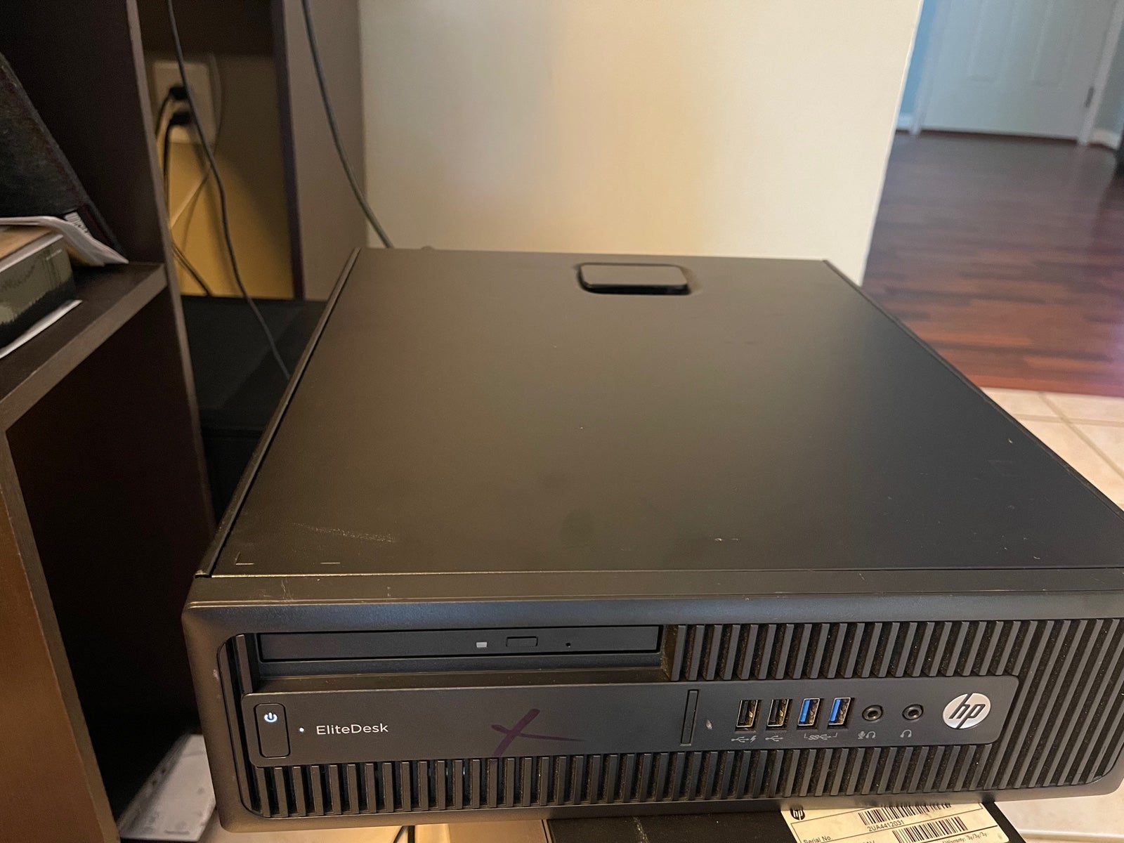 computer desk and monitor ( HP EliteDesk 705 G3 SFF)