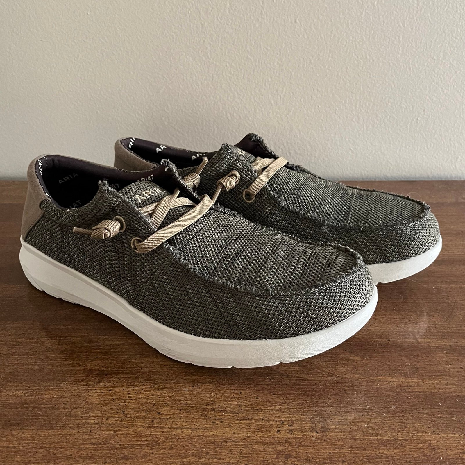 【新品未開封・送料無料】 Ariat | Slip-Ons Hilo 絵画