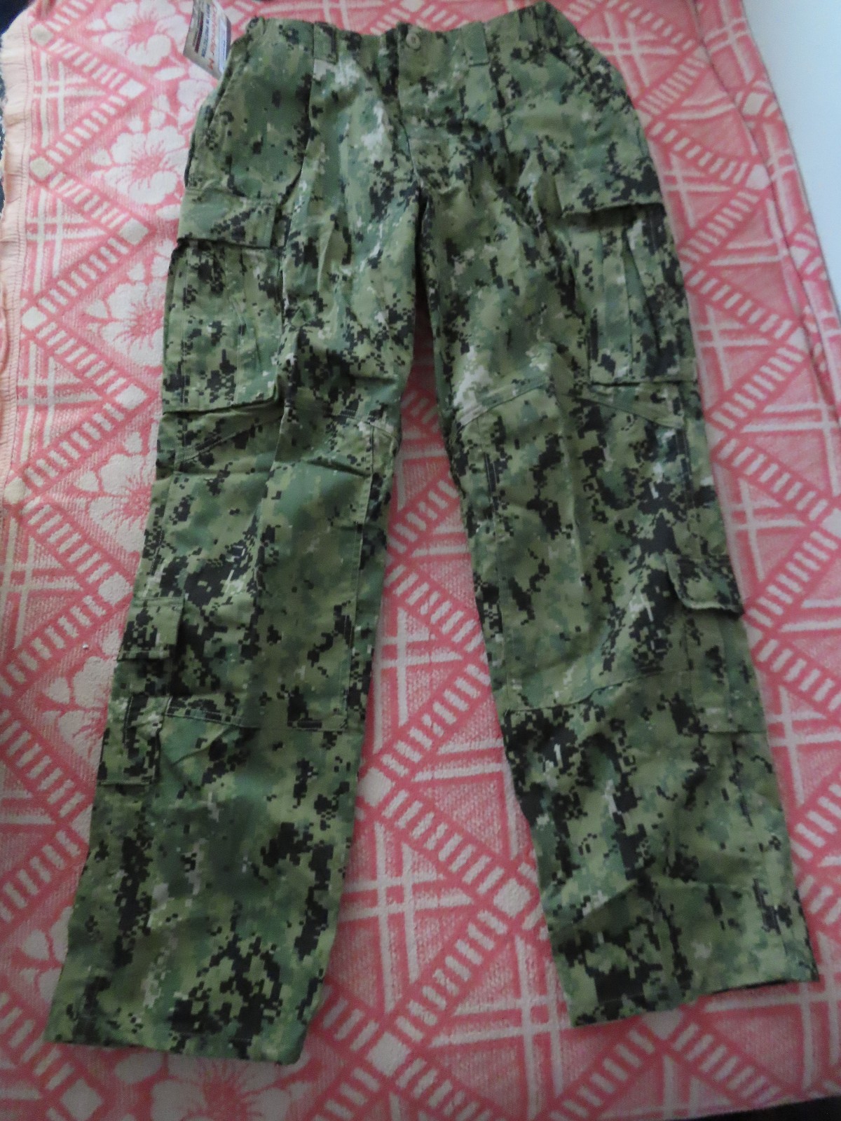U.S. NAVY ARO2 WOODLAND FROG FLAME RESISTANT PANTS SIZE M-R DATED 2011 *NEW*