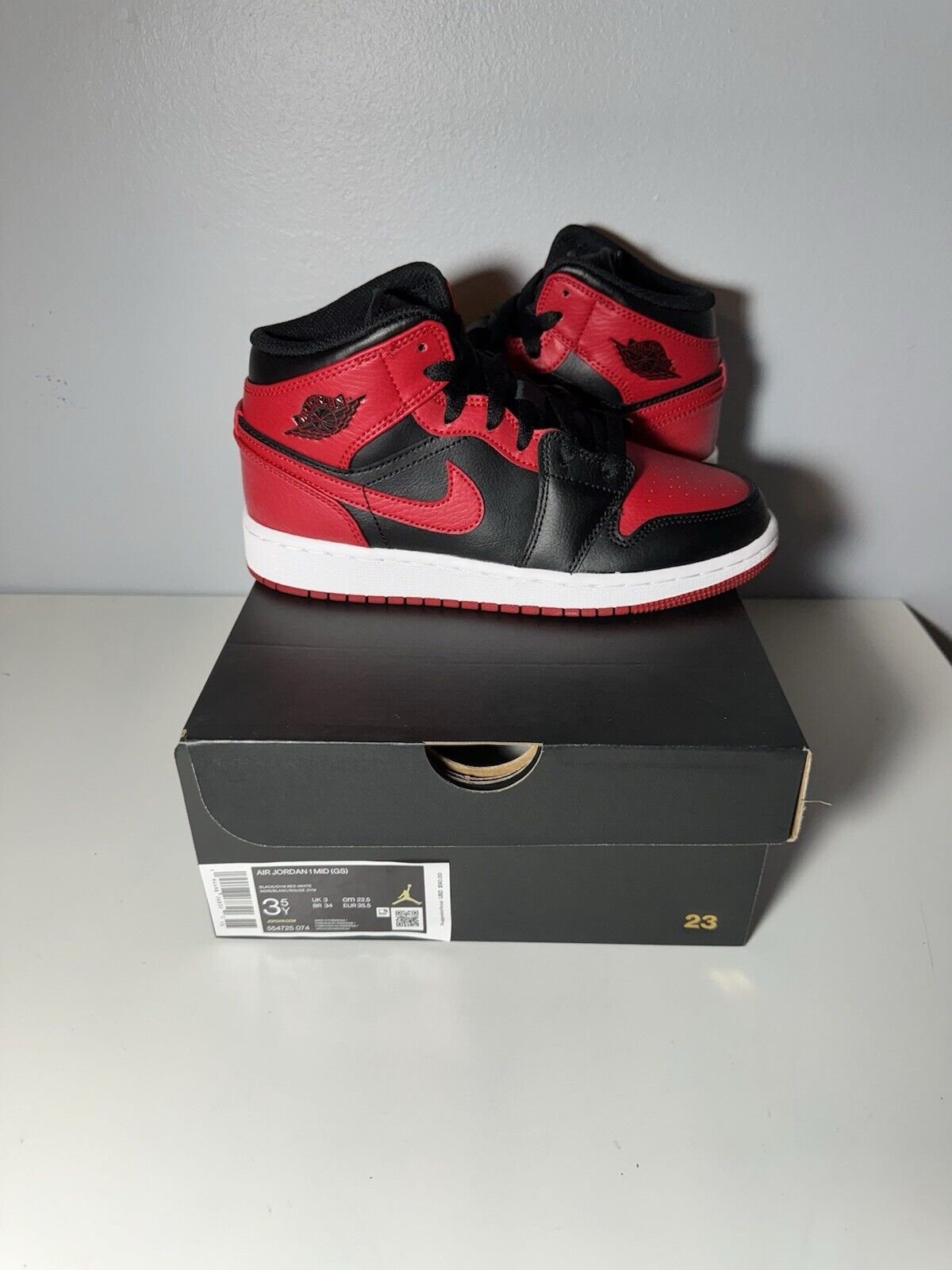 Air Jordan 1 Mid GS Banned 554725-074 Size 3.5Y / 5W New In Box Sneakers Bred