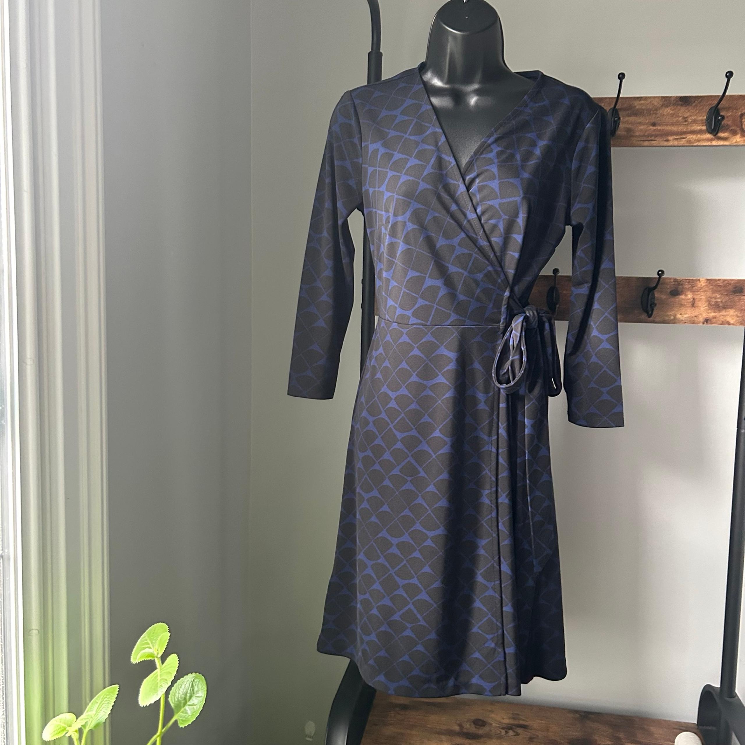 Ann Taylor Women’s Black blue geometric rint True Wrap Dress 3/4 Sleeve size 2