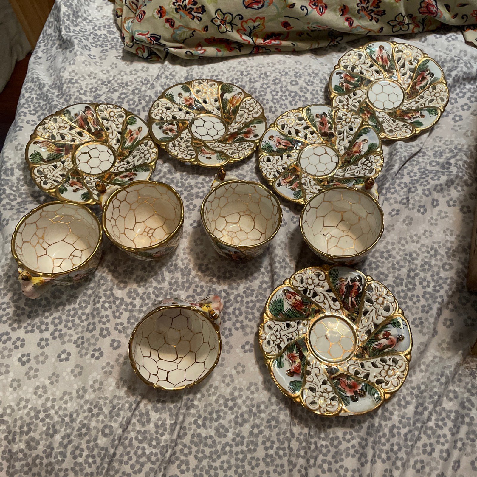 Capodimonte saucer and cup set of 5 one chipped