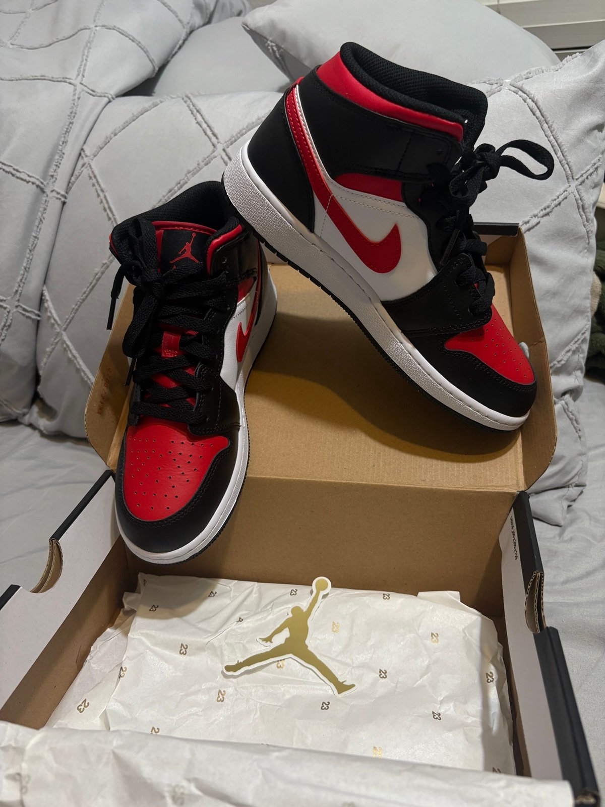 Nike air Jordan 1 mid “bred toe “ size 5y brand new