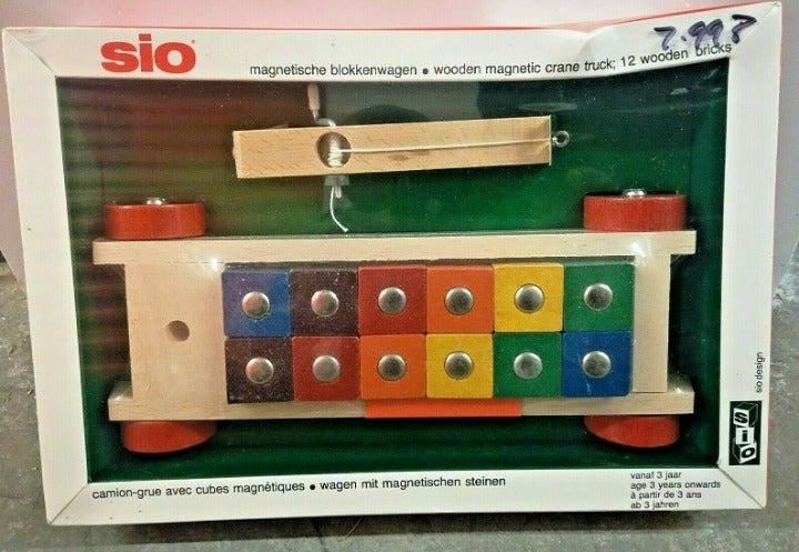 Sio Wooden Magnetic Crane Truck w/ 12 Wo