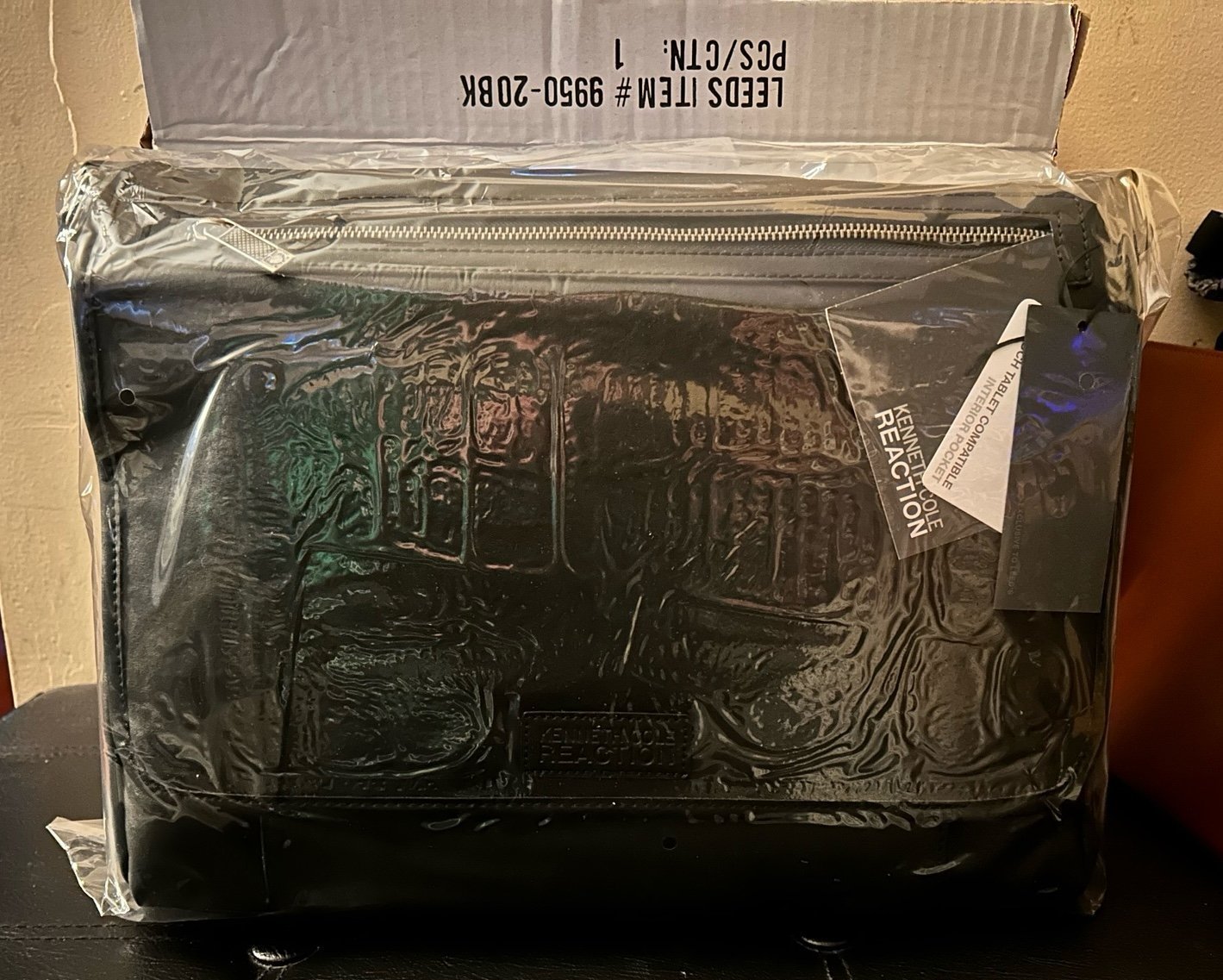 Kenneth Cole Reaction 15” Messenger Bag MIB in Protective Film(1 of 10 in stock)