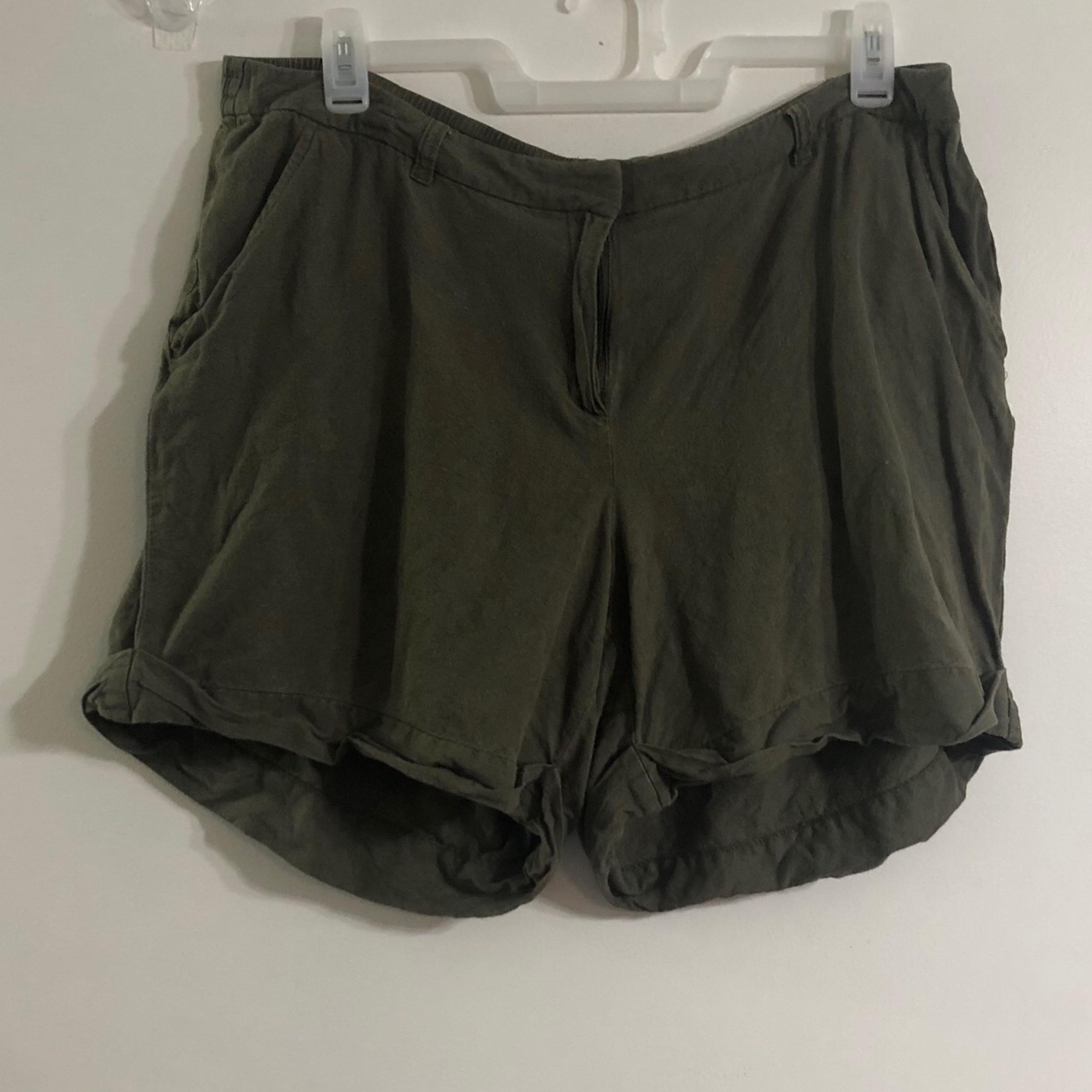 Lane Bryant women’s short two side pockets front zip up green. 18/20