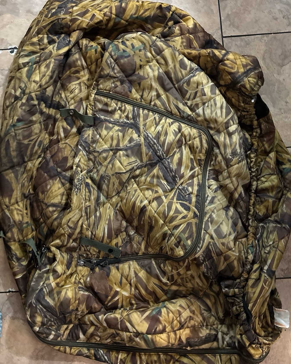 Insulated camouflage dog kennel cover