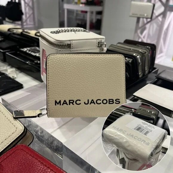 NWT Marc Jacobs Leather Bifold wallet 4S5SMP078S01 MARSHMALLOW
