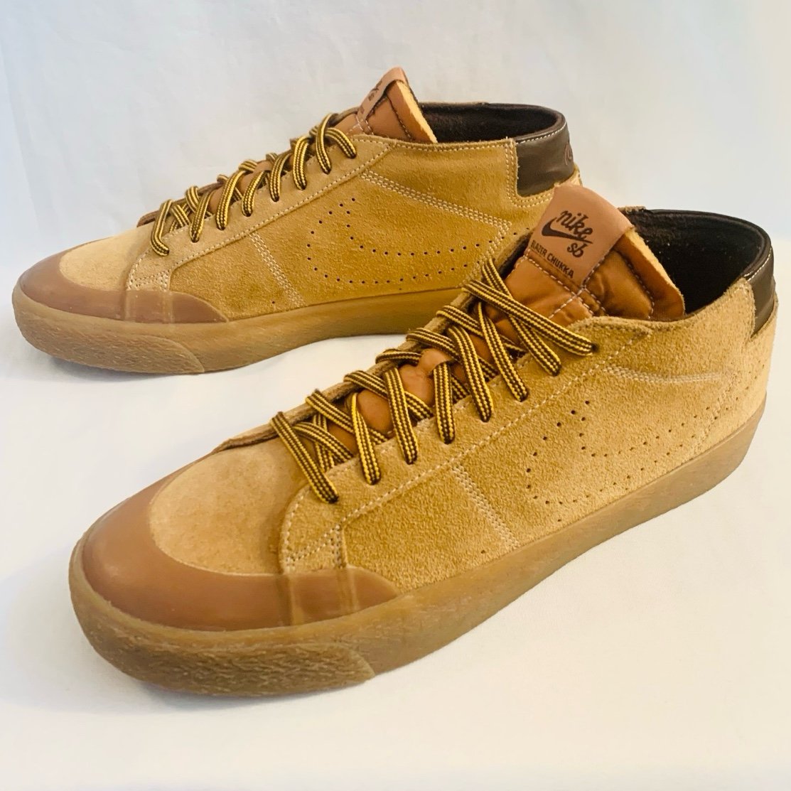 NIKE SB BLAZER CHUKKA Mid Sneakers