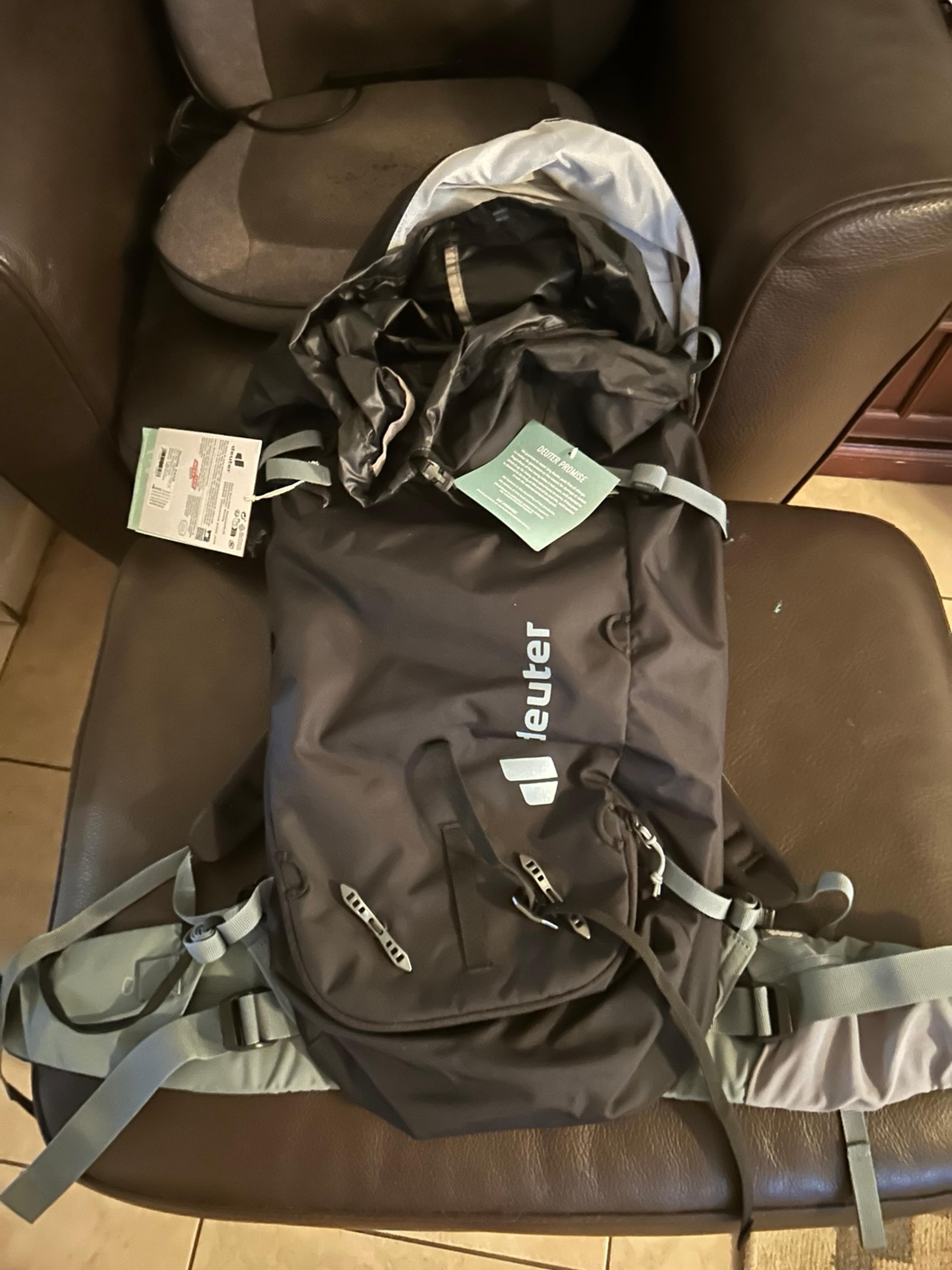 Men’s Deuter Guide 8, Black-Shale, 34+8L Backpack