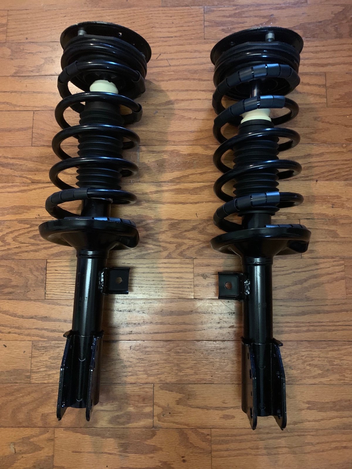 For 2006-2007 Saturn Vue Front Pair Complete Struts Assembly Open box