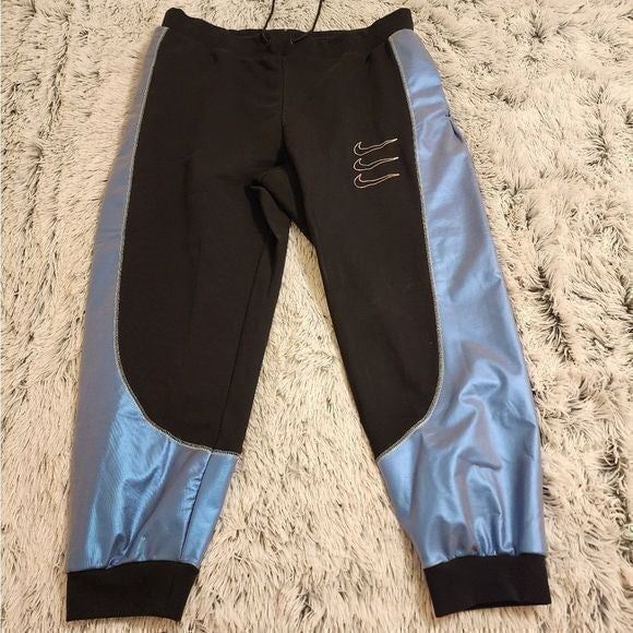 NIKE SPORTSWEAR WOMEN’S FLEECE GRAPHIC JOGGERS/BLACK metalic purpke pkus size 1X
